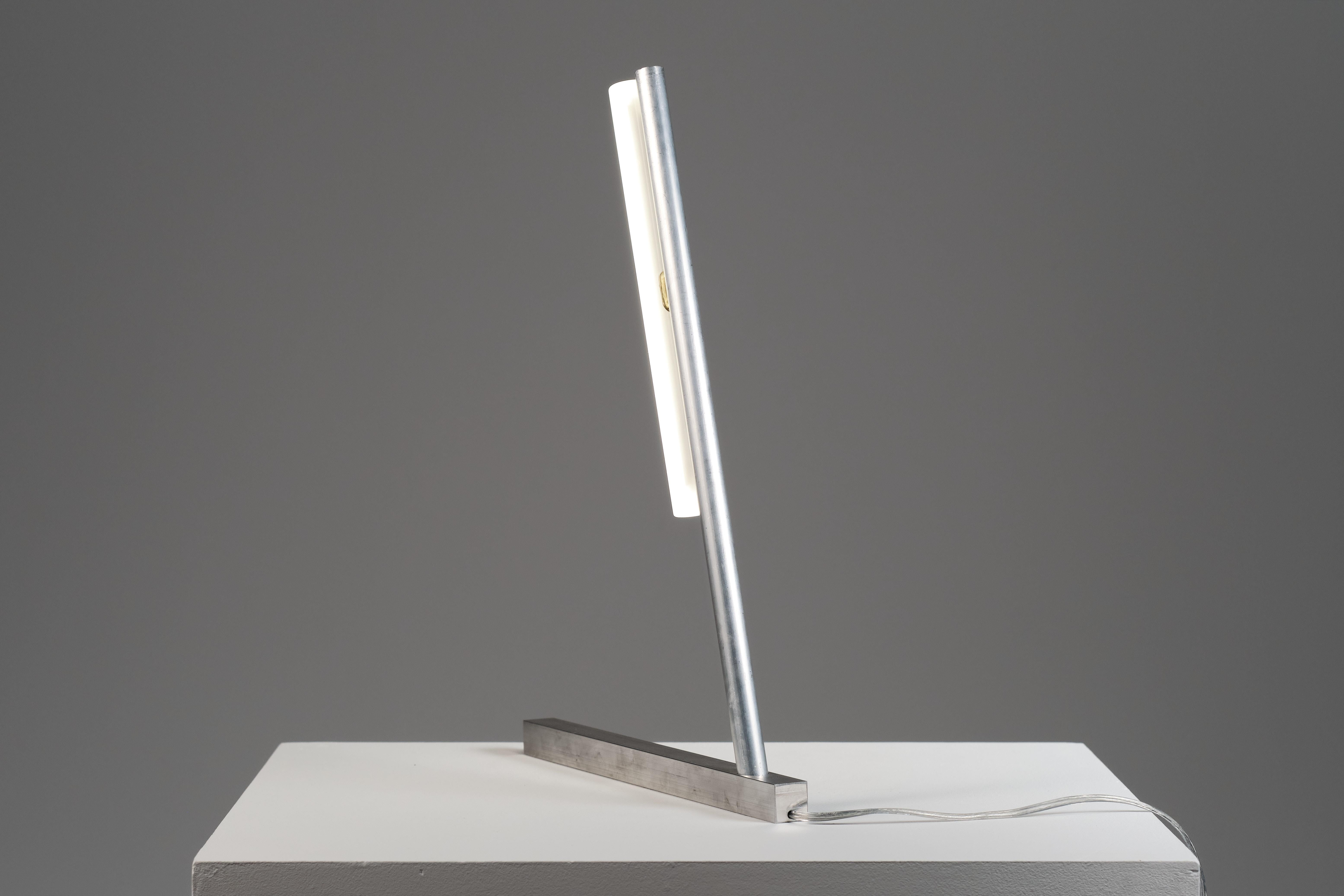 Linestra_2. Contemporáneo minimalista  lámpara de sobremesa de aluminio Aluminio en venta