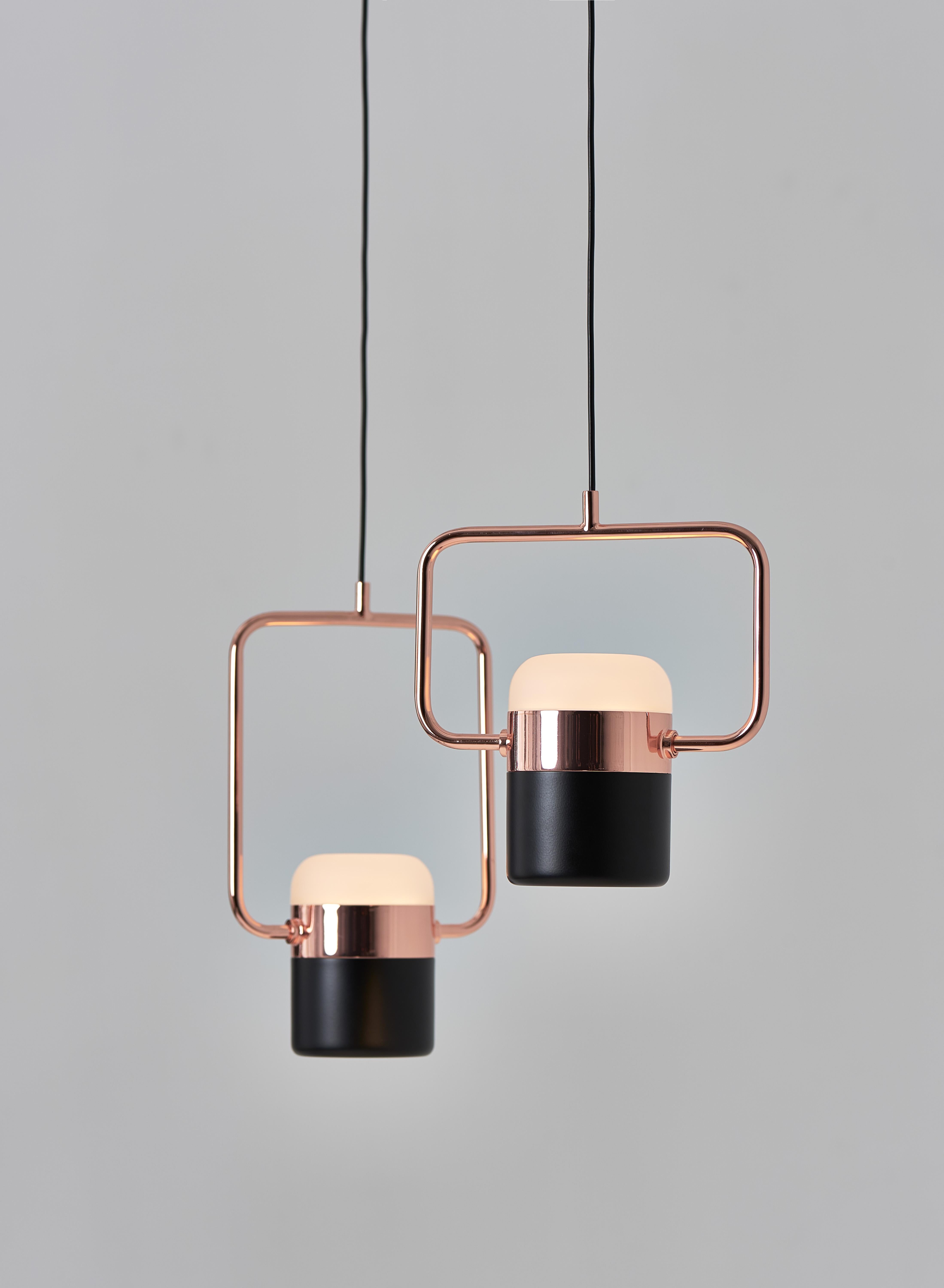 LING Pendant H is a harmonious mingle of minimalism and nostalgia design which is inspired by patterned metal-fence used to be built around balconies and windows in early Taiwan. The copper/ brass glow elegantly connects glass and metal shade.