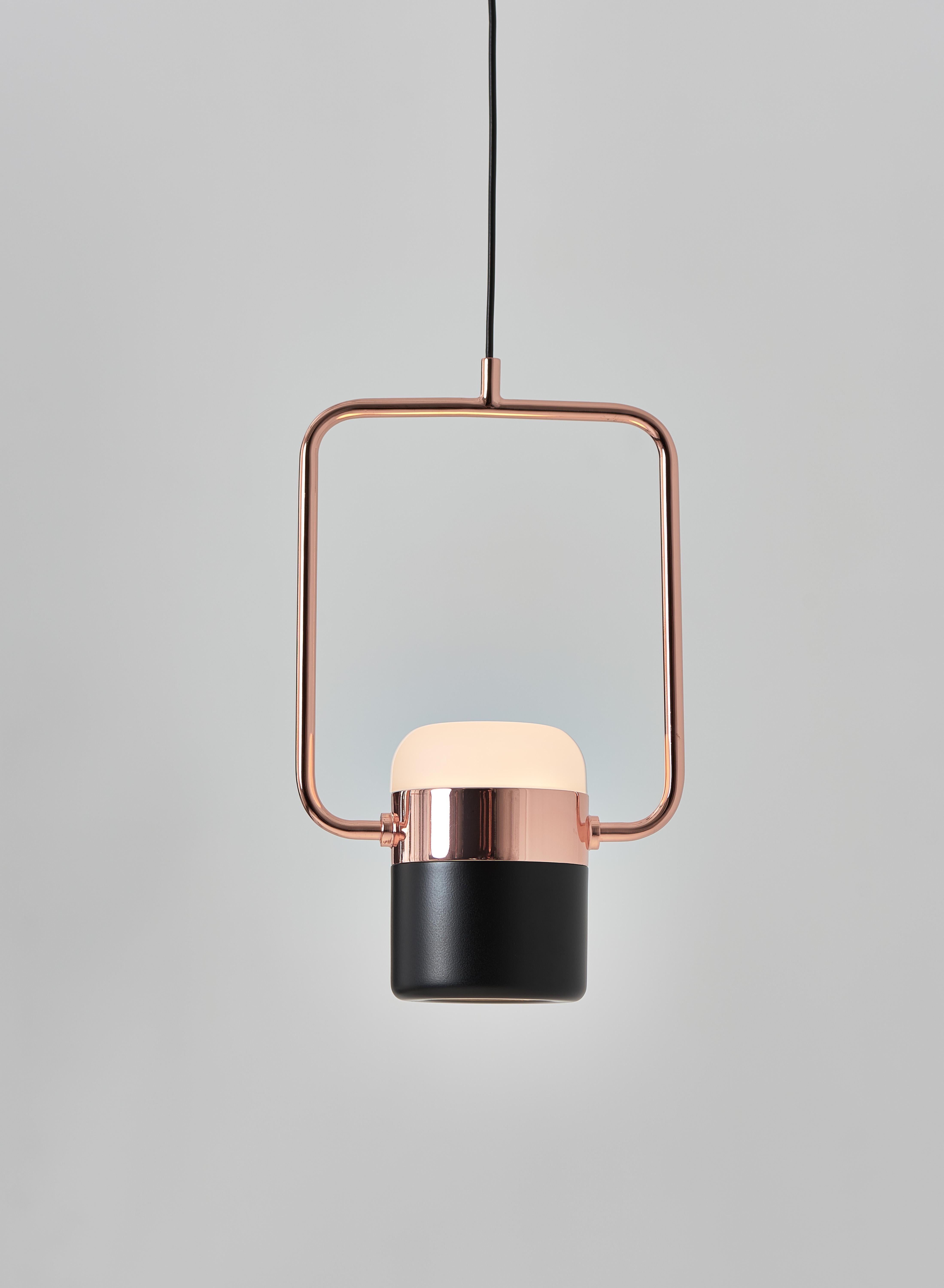 LING Pendant V is a harmonious mingle of minimalism and nostalgia design which is inspired by patterned metal-fence used to be built around balconies and windows in early Taiwan. The copper/ brass glow elegantly connects glass and metal shade.