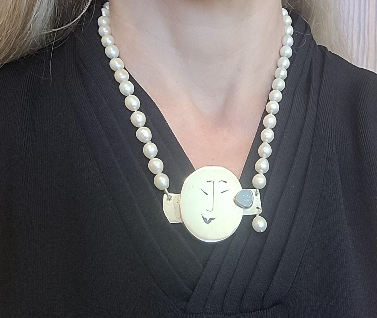 Collana artistica di Ling-Yen Jones: Questa collana di 20 pollici presenta perle d'acqua dolce bianche di 8,2 mm e una grande chiusura ovale di 44 mm x 34 mm. La chiusura ha un design unico con una faccia sorridente, una 