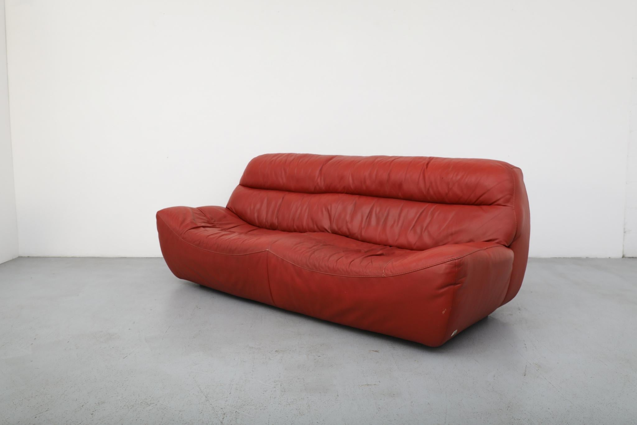 Linge Roset Style Canapé en cuir brique avec ottoman Bon état - En vente à Los Angeles, CA