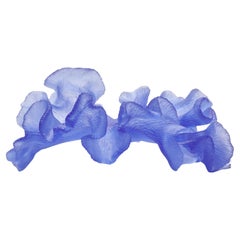  Lingering Wander, une sculpture en verre coulé organique bleu lilas de Monette Larsen