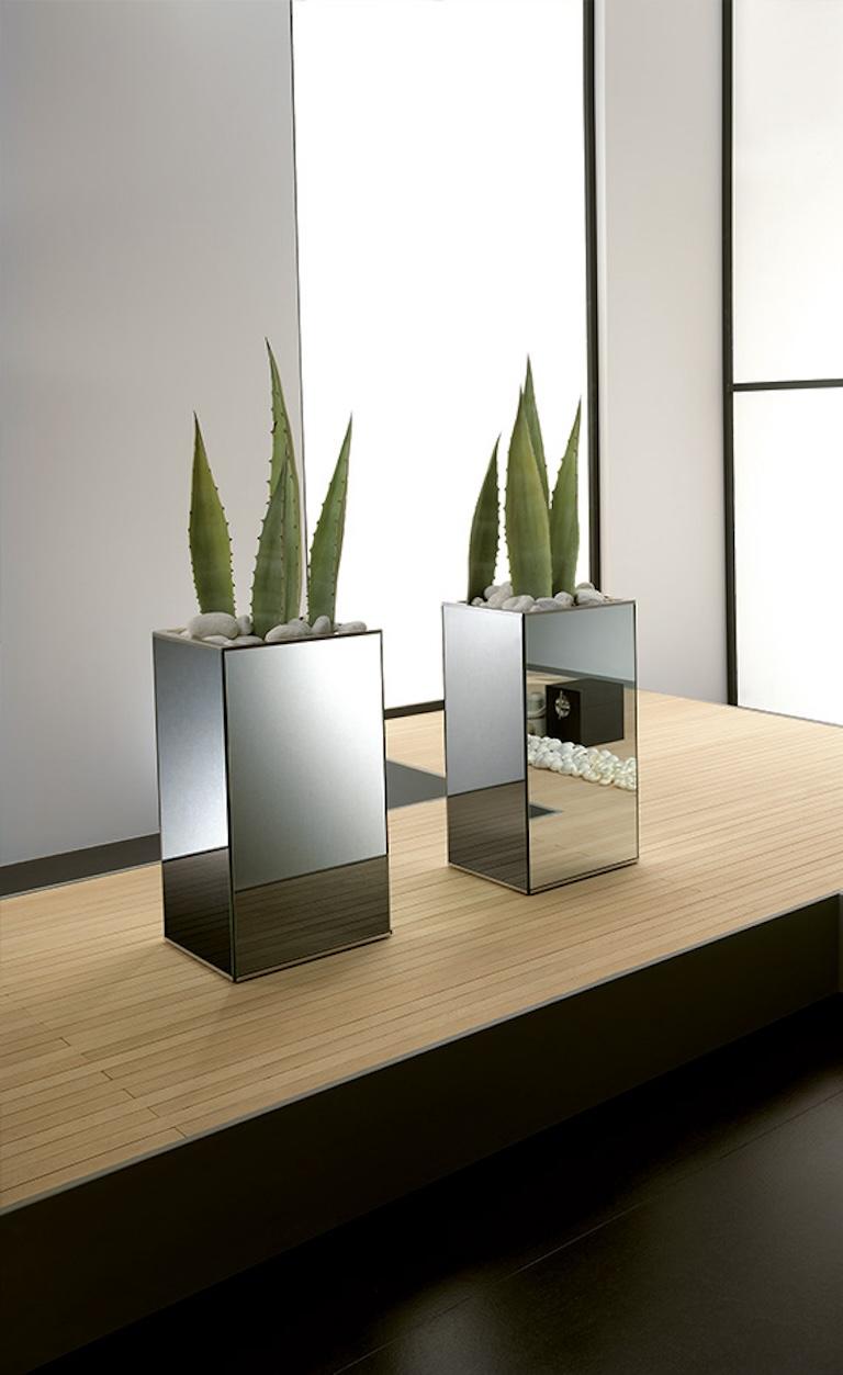 Designed by the designer and architect Roberto Garbugli, the Lingo vase is designed as a furnishing accessory for interiors.

The wooden supporting structure is covered externally by four panels in mirror, smoked and bronze mirror, surrounded by a