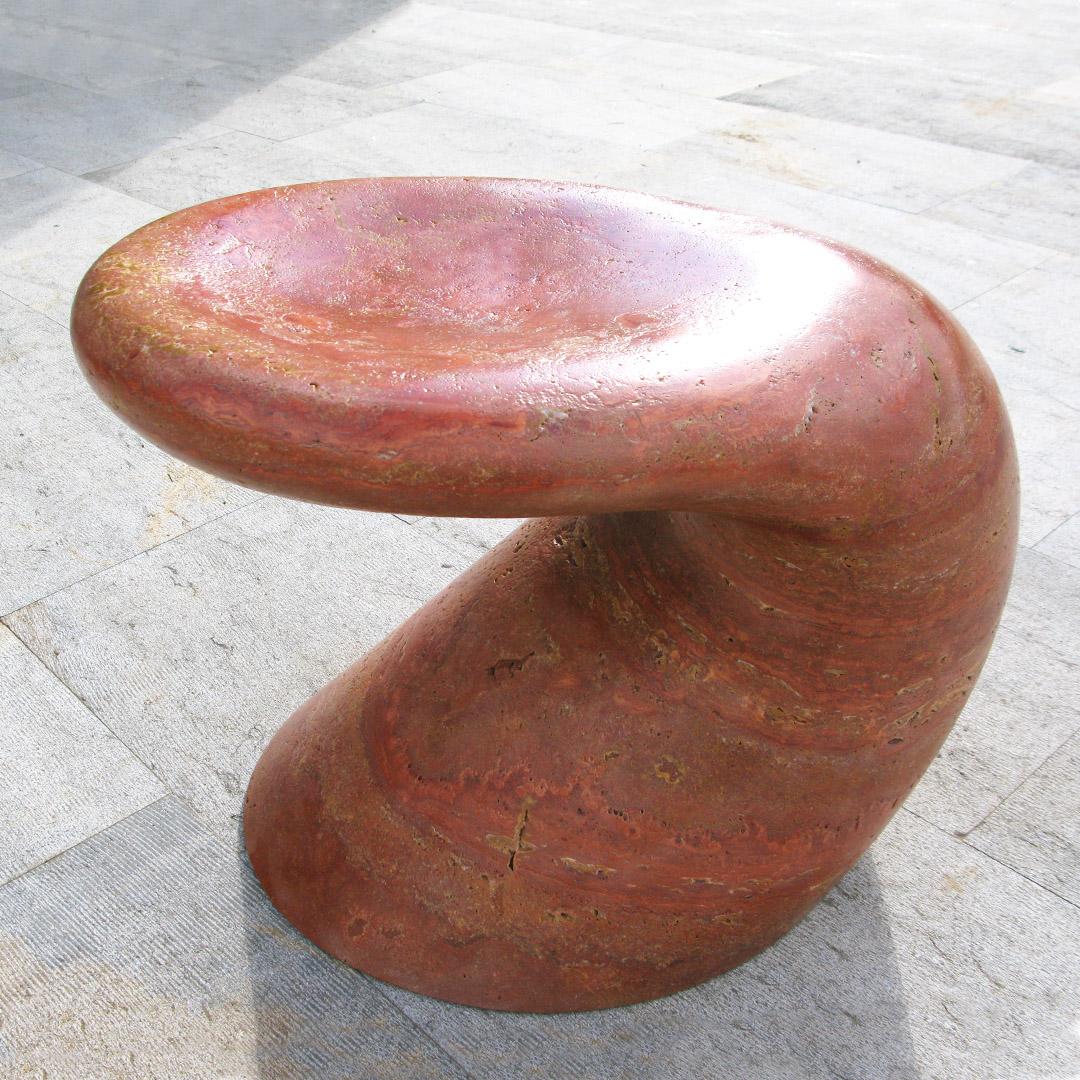 Siège de sculpture Lingua de Jean Pascal Levy-Trumet
Édition limitée à 7 pièces.
Dimensions : D 45,5 x L 60,6 x H 45,5 cm.
MATERIAL : Travertin rouge iranien et cuivre.

Après 4 années d'études de scénographie à l'Ecole Nationale Supérieure des Arts