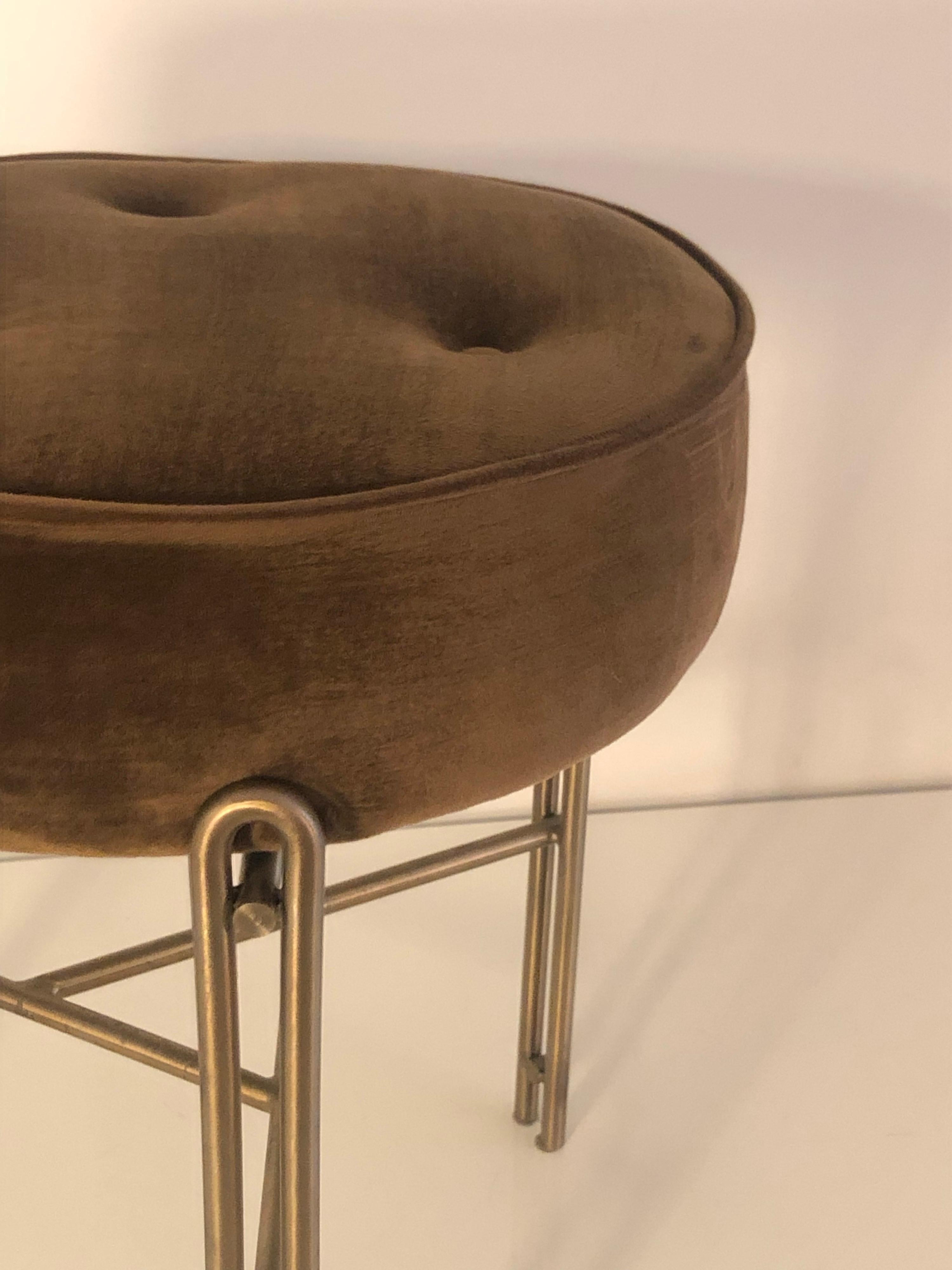 Sgabello imbottito Linha in velluto marrone di Filipe Ramos In condizioni Nuovo in vendita a Sao Paulo, Sao Paulo