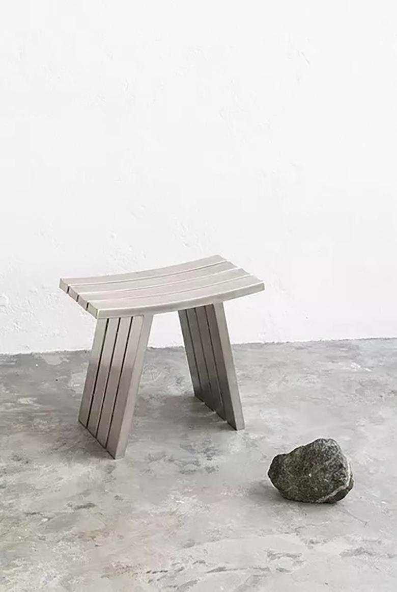 Liniya bench by Katryna Sadauskaite
Dimensions: 27 x 50 x 47 cm
Materials: Stainless steel

In 