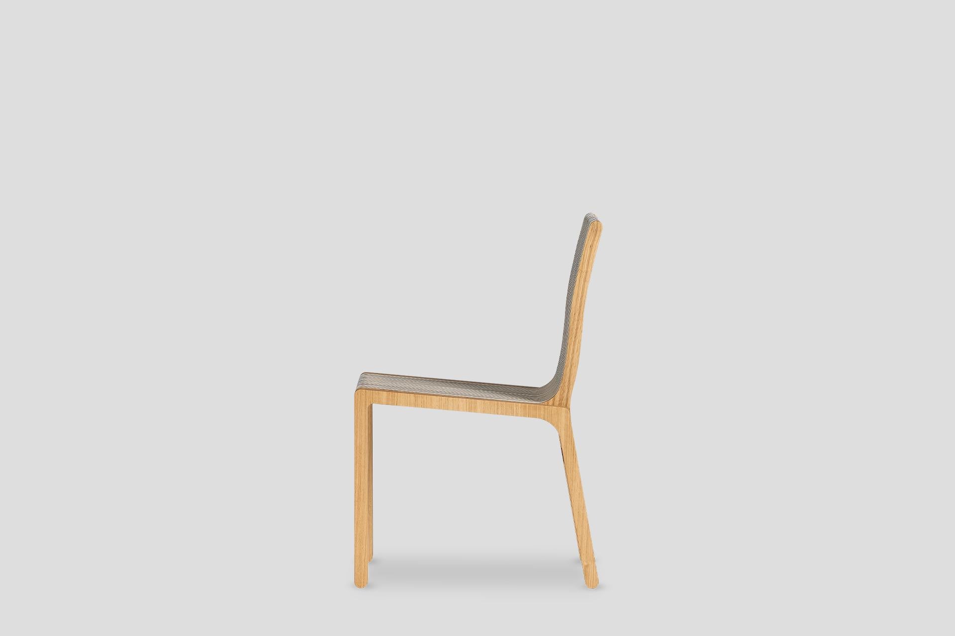 Diseño elegante y funcional
El innovador diseño de ilio, la Silla Linje, añade un ambiente dinámico a los salones con la armonía de los colores antracita y blanco. Las patas de roble y el lomo de contrachapado natural con revestimiento laminado