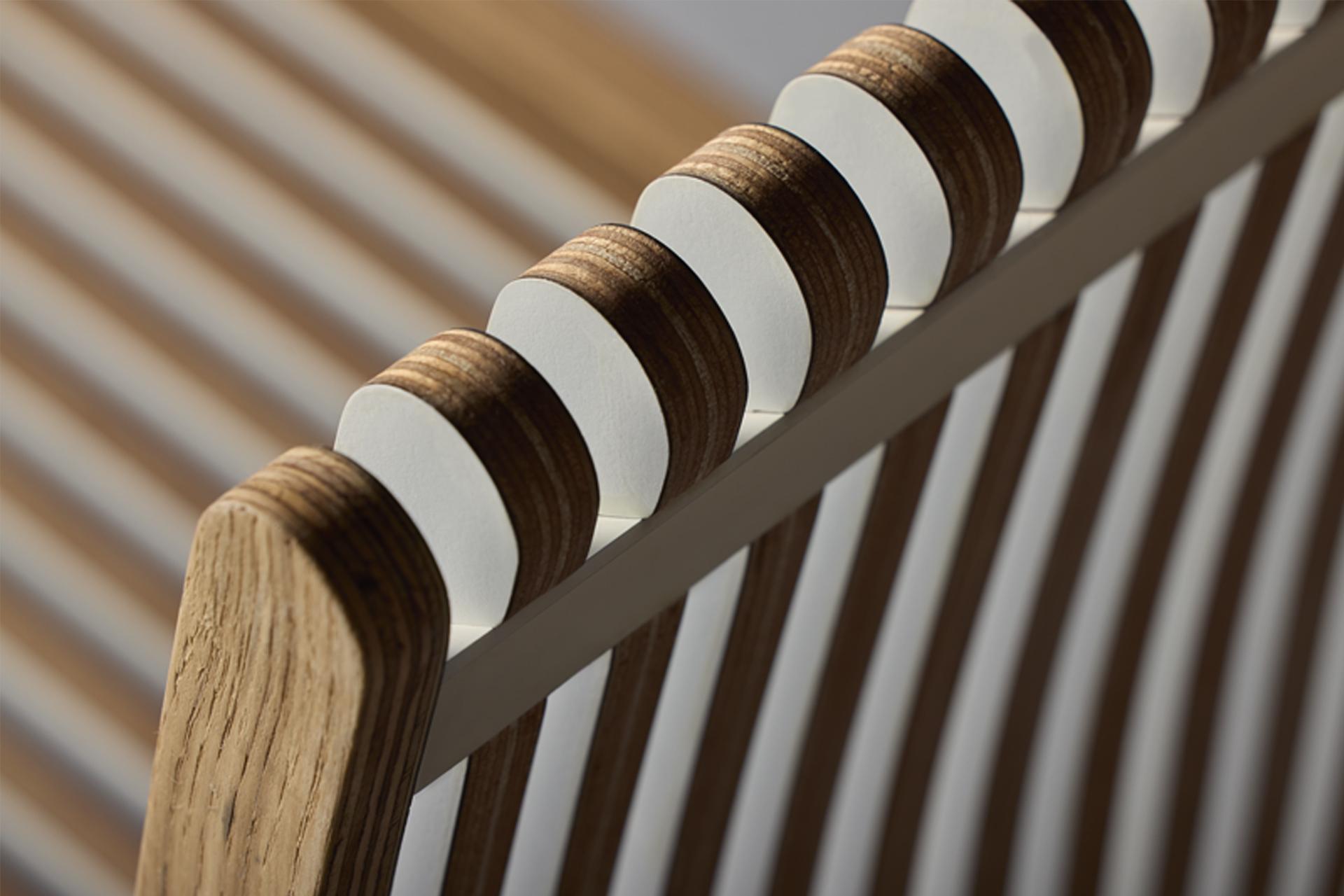 Design elegante e funzionale
Il design innovativo di ilio, la sedia Linje, aggiunge un'atmosfera dinamica agli spazi abitativi grazie all'armonia dei colori antracite e bianco. Le gambe in Oak e la colonna vertebrale in compensato naturale con