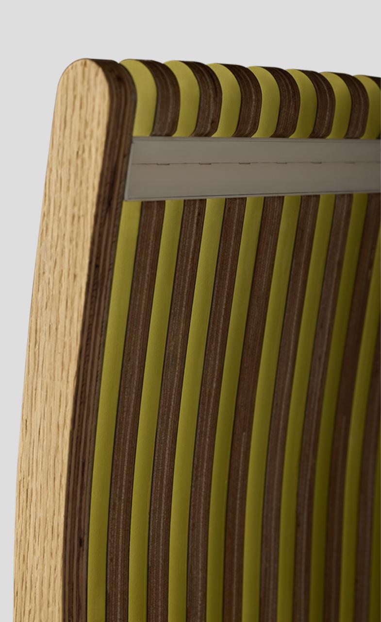 Elegantes und funktionelles Design
Das innovative Design von ilio, Linje Chair, verleiht Wohnräumen durch die Harmonie der Farben Anthrazit und Weiß eine dynamische Atmosphäre. Die Beine aus Eichenholz und die Wirbelsäule aus natürlichem Sperrholz