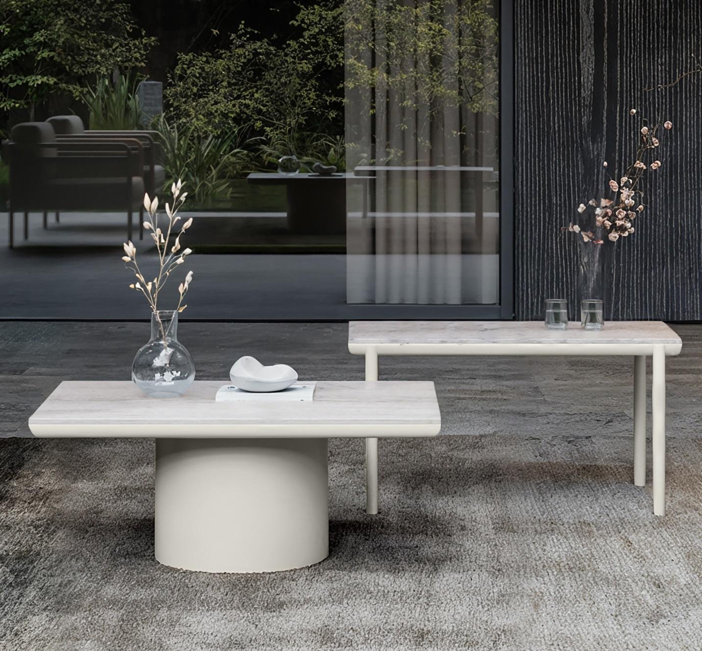 A Link-Bisque Table basse ronde en pierre frittée et aluminium revêtu de poudre par SNOC
Dimensions : D 60 x L 90 x H 38 cm. 
MATERIAL : Aluminium et pierre frittée.

Lien-Bisque
Lors de la conception de la collection Link, Junpei et Iori Tamaki ont