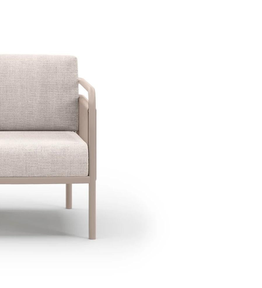Sillón de exterior Link-Bisque de mimbre y aluminio con cojines by SNOC
Dimensiones: P 85,5 x An 78 x Al 63 cm.
Materiales: Aluminio, mimbre y tejido Luminesce. 

Link-Bisque
Al diseñar la colección Link, Junpei e Iori Tamaki imaginaron cómo varias
