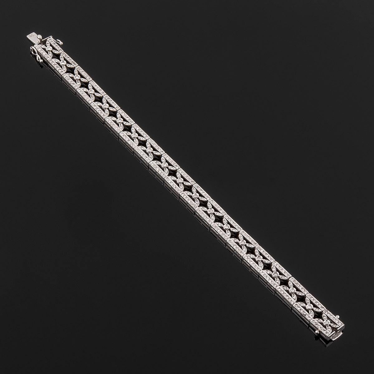 Bracelet Cocktail Link en or et diamants (taille brillant). Bracelet à maillons en or blanc avec 323 diamants (17 dans chaque maillon). 

Longueur de 20 cm. Poids total 27,25 gr.

Cette pièce est de fabrication moderne mais s'inspire du style art