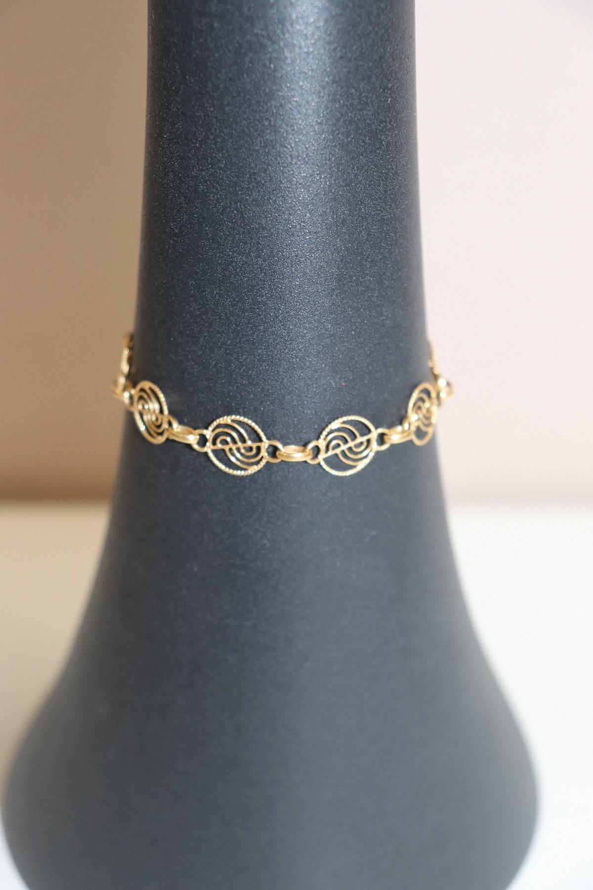 Refined bracelet Italian jewelry manufacture 18 Karat yellow gold. Visible signature of karat gold. Very refined and elegant bracelet. Recommended for a woman who wants to be always attentive to details even during the working day.
LENGTH 16.50 CM