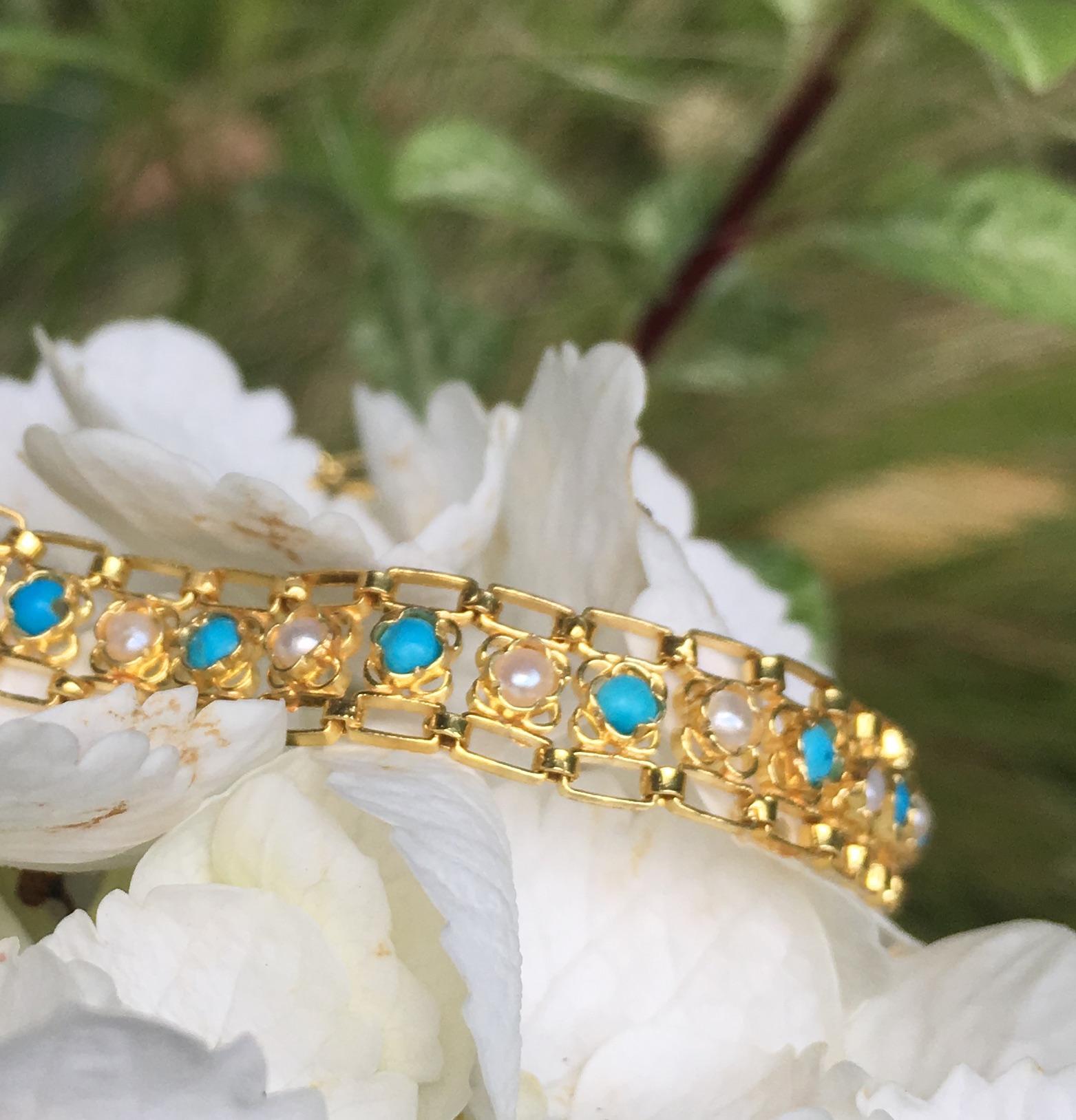 Unique vintage link bracelet in 18 K gold  with turquoises and pearls. 

Brand : 5 OCTOBRE
Designer : Sophie Pfeffer
