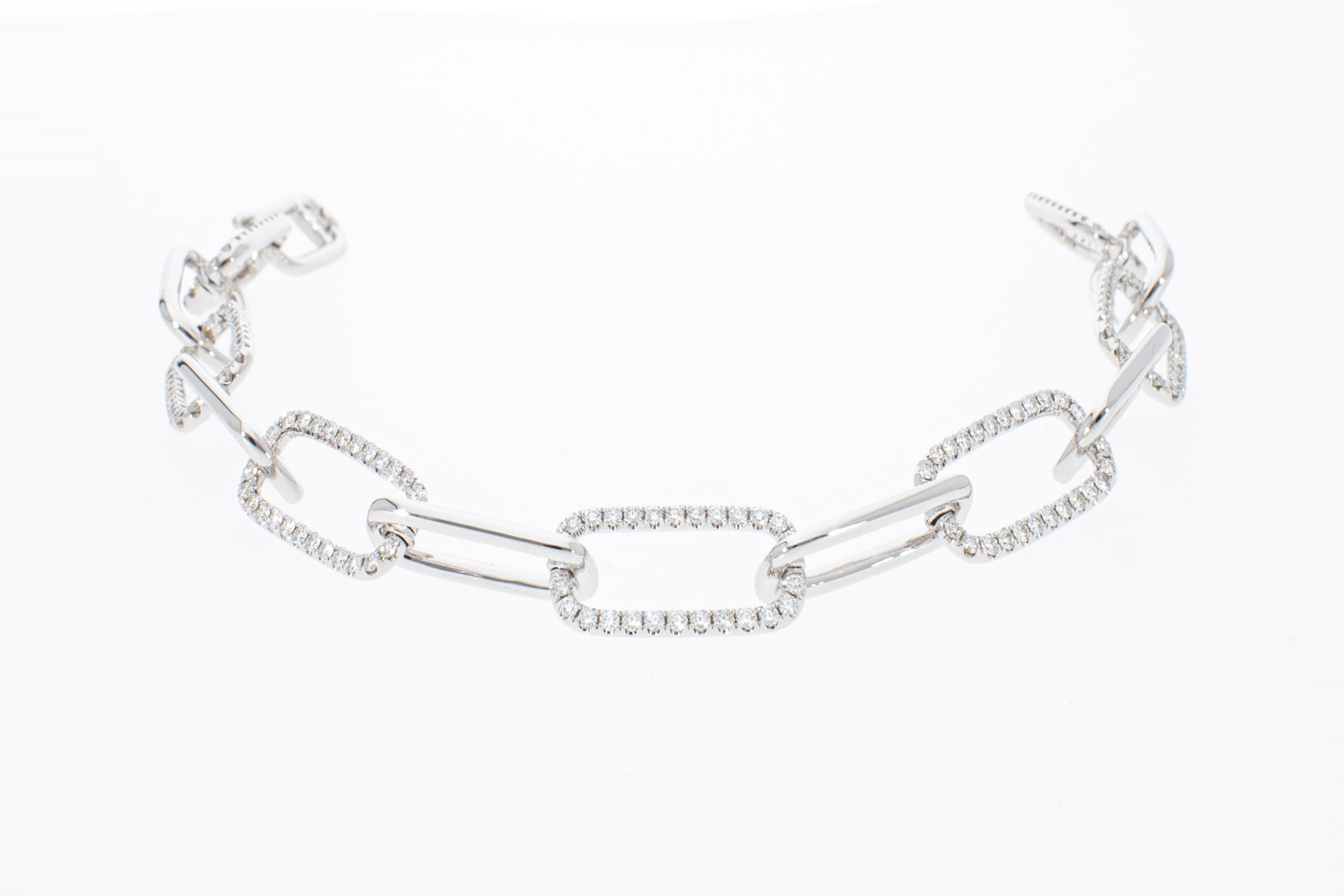 The bracelet is made up of fourteen rectangular links, of which seven links with 182 diamonds, for a total weight of ct 1.93. 
The links are hinged together and the closure is invisible.
The bracelet is 21.5 cm long.

Total Carat: ct 1.93
Total