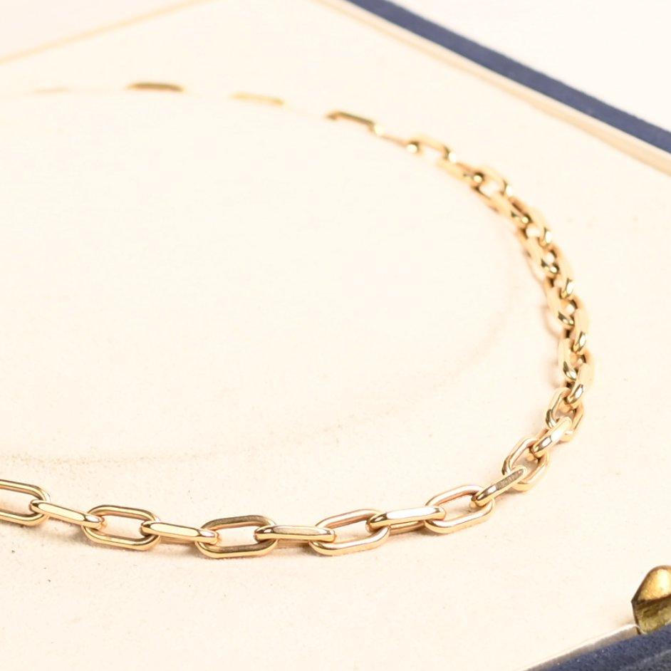 Questa raffinata collana è una masterclass di eleganza minimalista, caratterizzata da un motivo a catena fluido e collegato che si drappeggia senza sforzo lungo la scollatura. Realizzato a mano in radioso oro giallo 14k, ogni maglia lucida cattura