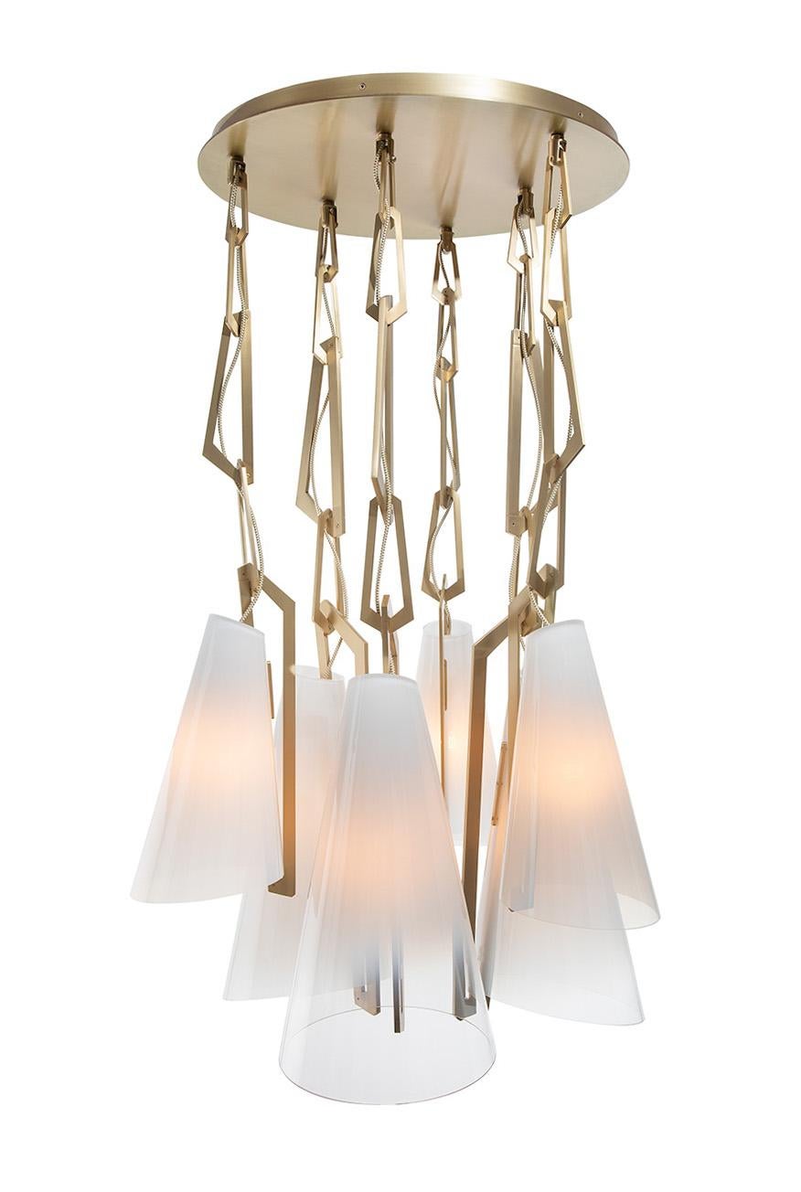 Die Link Collection'S ist die Verkörperung von kantigem Glamour in dramatischem Maßstab. Die spitz zulaufende Form betont das mundgeblasene, ombrierte Glas, das von einer abgewinkelten Kette aus massivem Messing getragen wird. 

Die Link