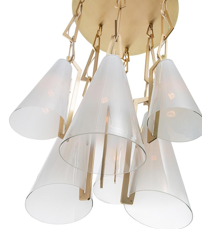 A Link Kronleuchter: Gebürstetes Messing/Weißes Ombre-Glas von Avram Rusu STUDIO (Moderne) im Angebot