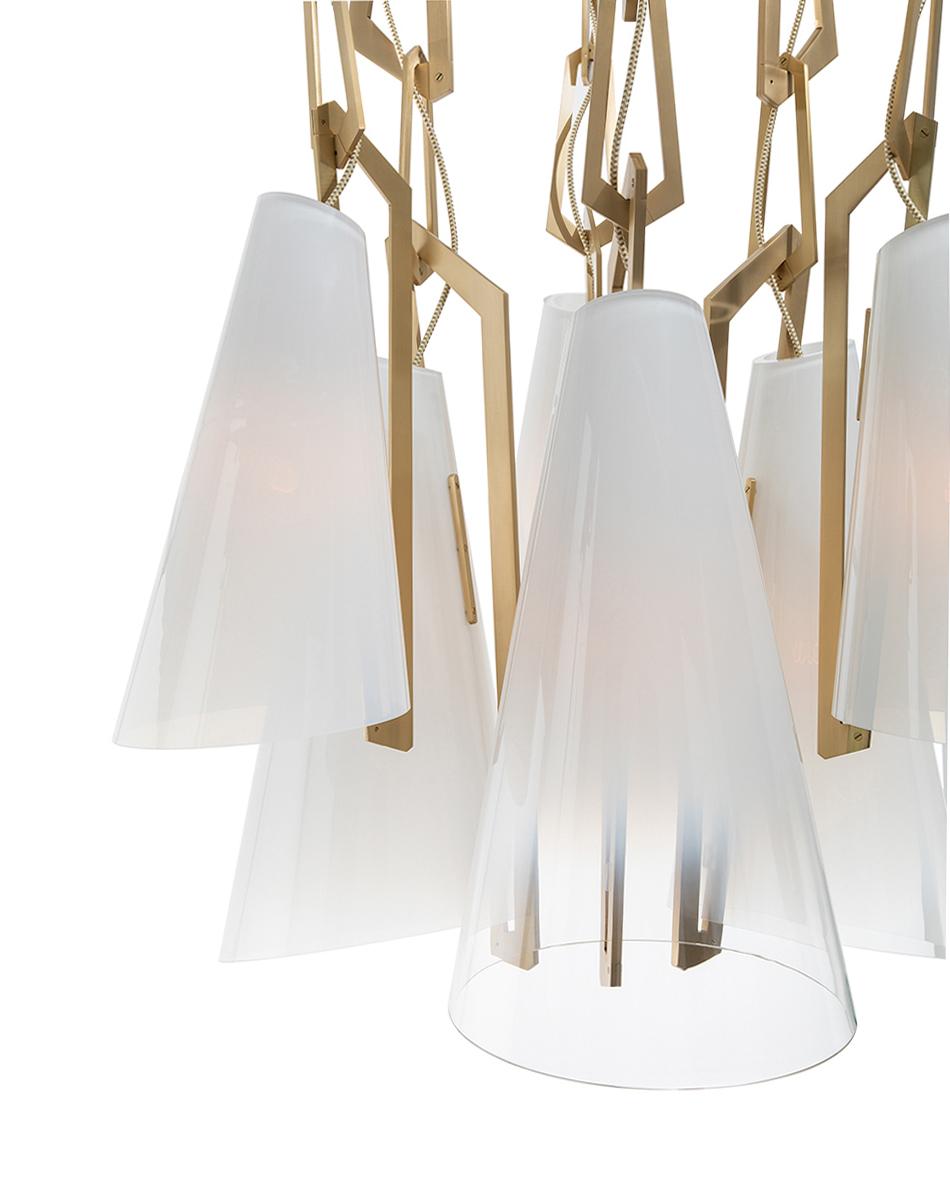 A Link Kronleuchter: Gebürstetes Messing/Weißes Ombre-Glas von Avram Rusu STUDIO (amerikanisch) im Angebot