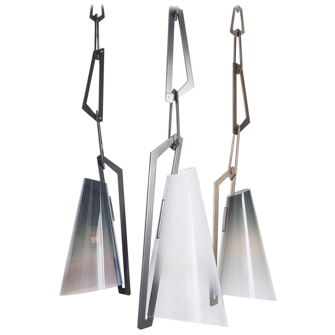 A Link Kronleuchter: Gebürstetes Messing/Weißes Ombre-Glas von Avram Rusu STUDIO im Angebot 1