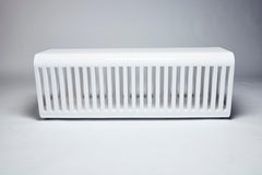 A Link "Close" Banc ou table basse en laque, une géométrie monolithique par Reda Amalou
