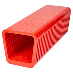 A Link "Close" Banc ou table basse en laque, une géométrie monolithique par Reda Amalou