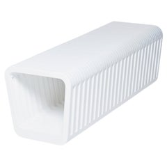 A Link "Close" Banc ou table basse en laque, une géométrie monolithique par Reda Amalou