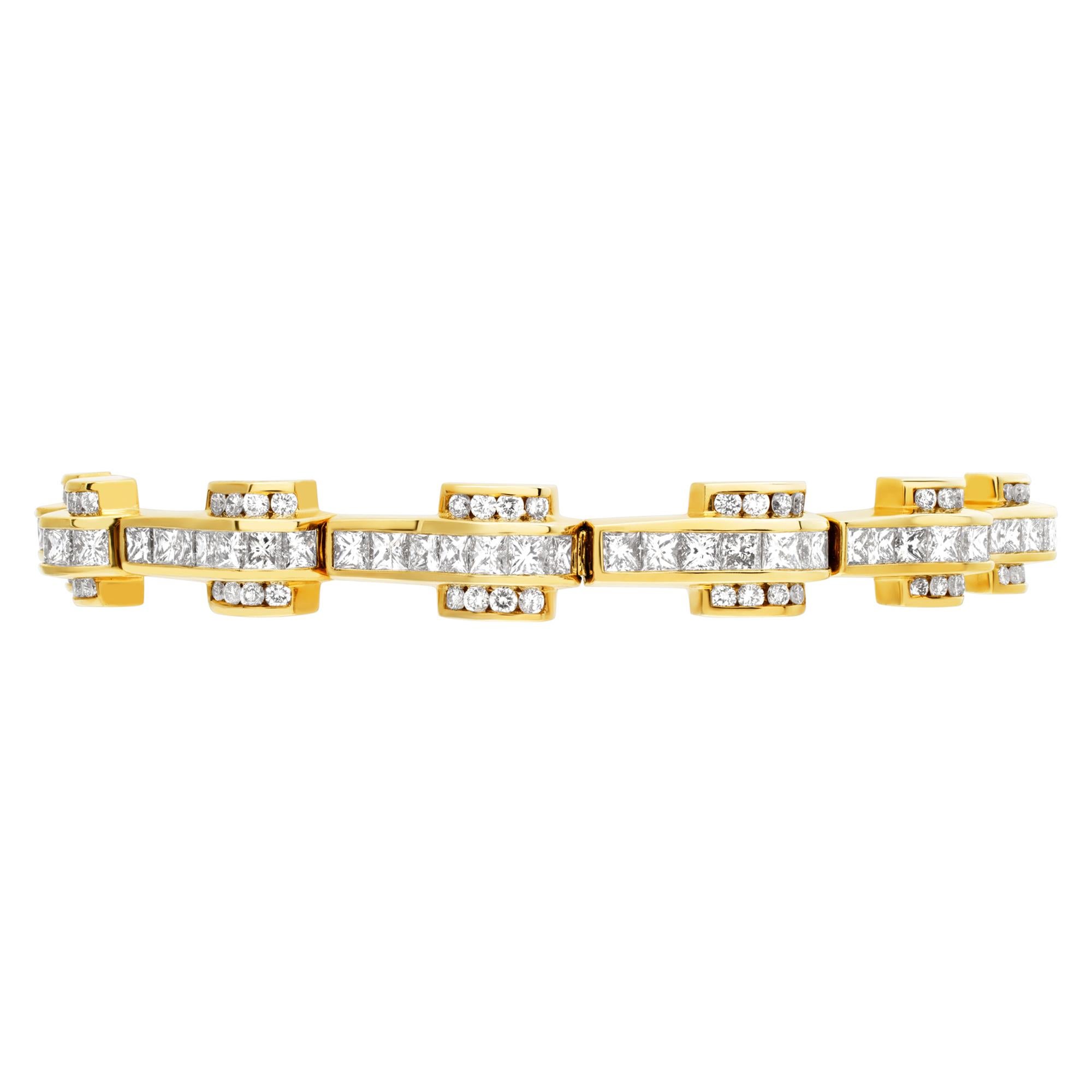 Stylish link & diamonds 14k yellow gold bracelet with over 8.25 carats princess and full cut round brilliant diamonds, estimate: G-H color, VS-SI clarity. Bracelet length: 7.1/4