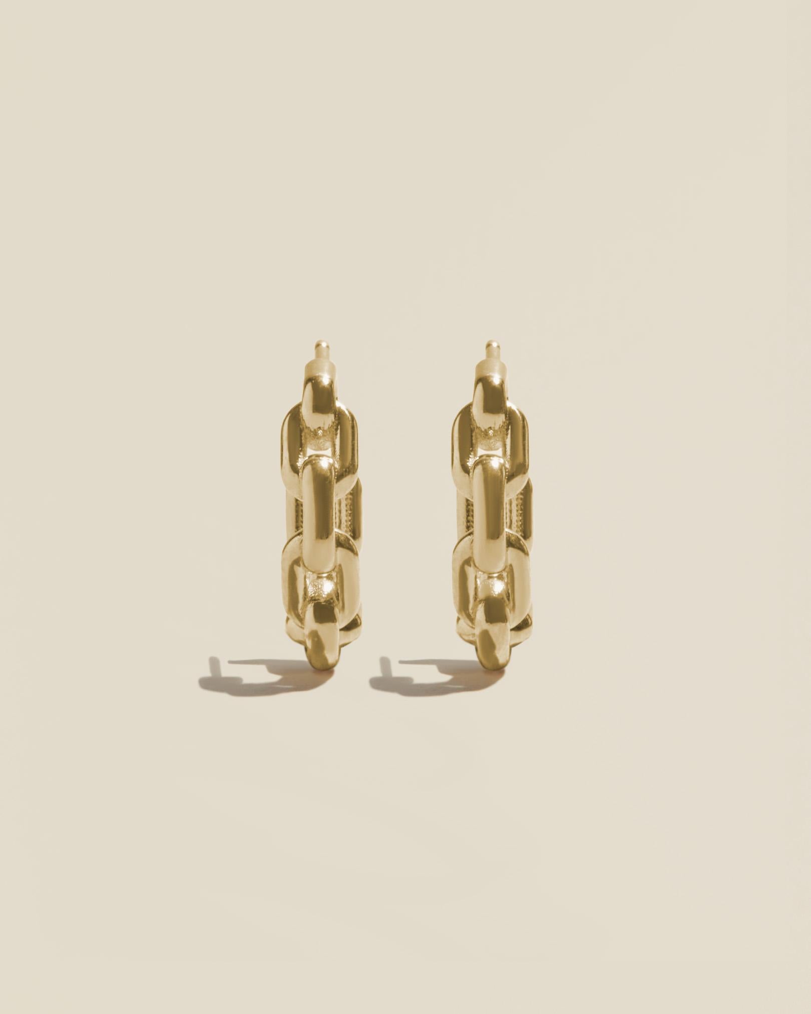 These Stay Linked Earrings are the perfect everyday accessory. Crafted from solid gold, they are hand-polished to ensure a luxurious finish. These earrings will elevate any outfit, making them the perfect addition to your jewelry collection. With