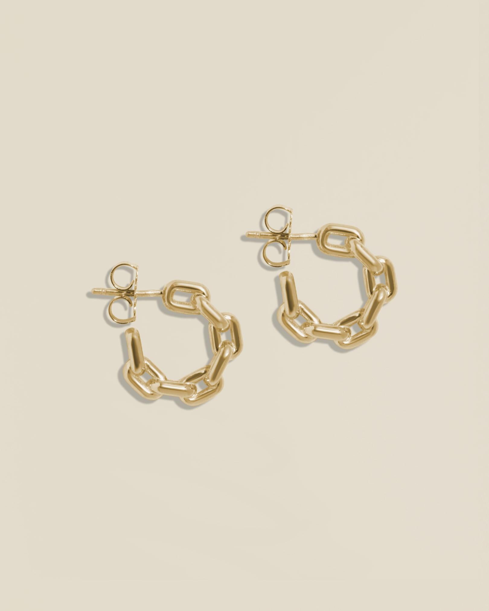 Link Earrings in Yellow Gold In New Condition For Sale In Rockwall, TX