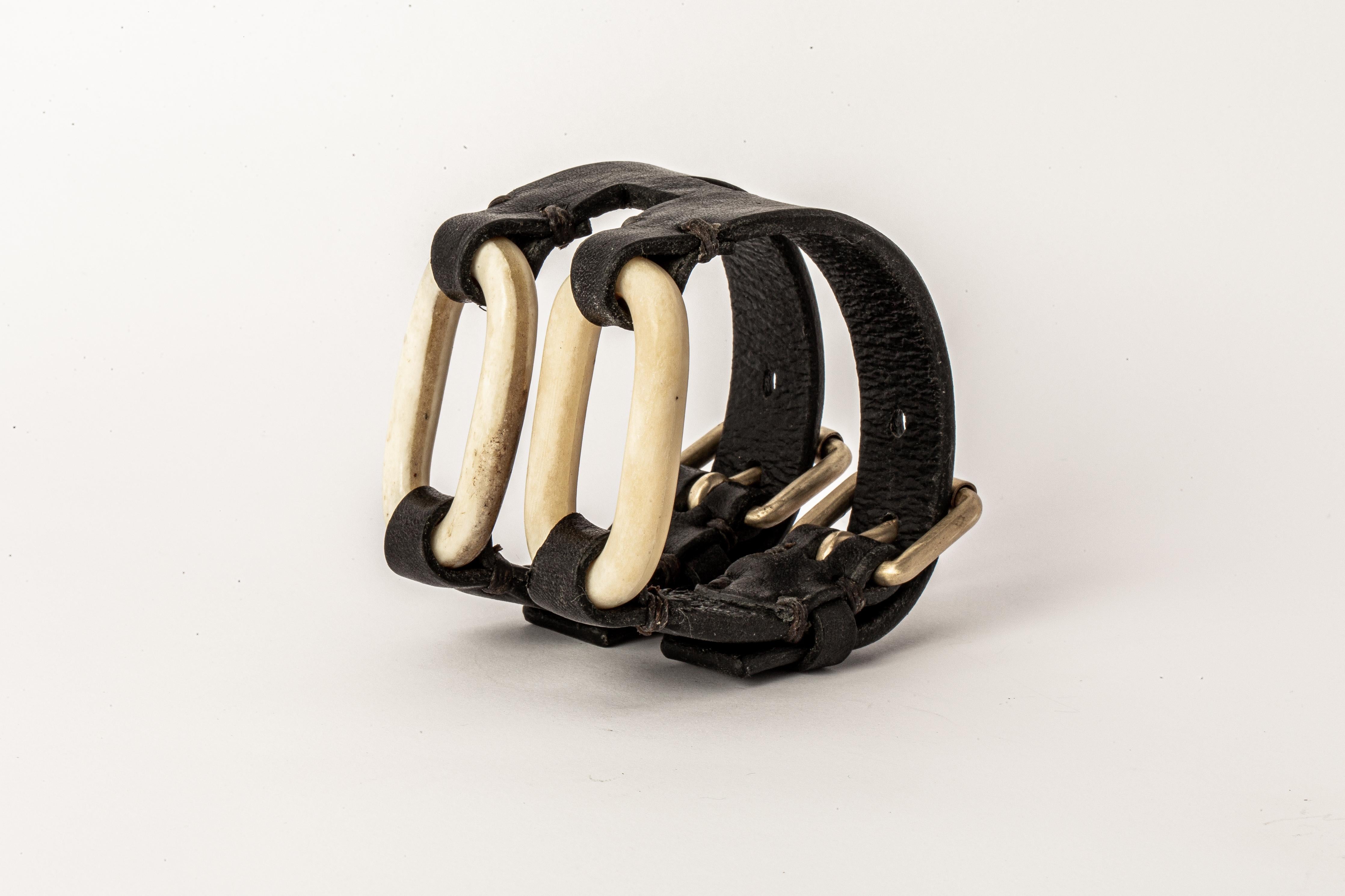 Bracelet in water buffalo bone and matte brass. This item has elements that have been carved entirely by hand.
Dimensions:
Bracelet width: 50 mm
Chain link size (L × H): 50 mm × 25 mm
Weight: 60 grams