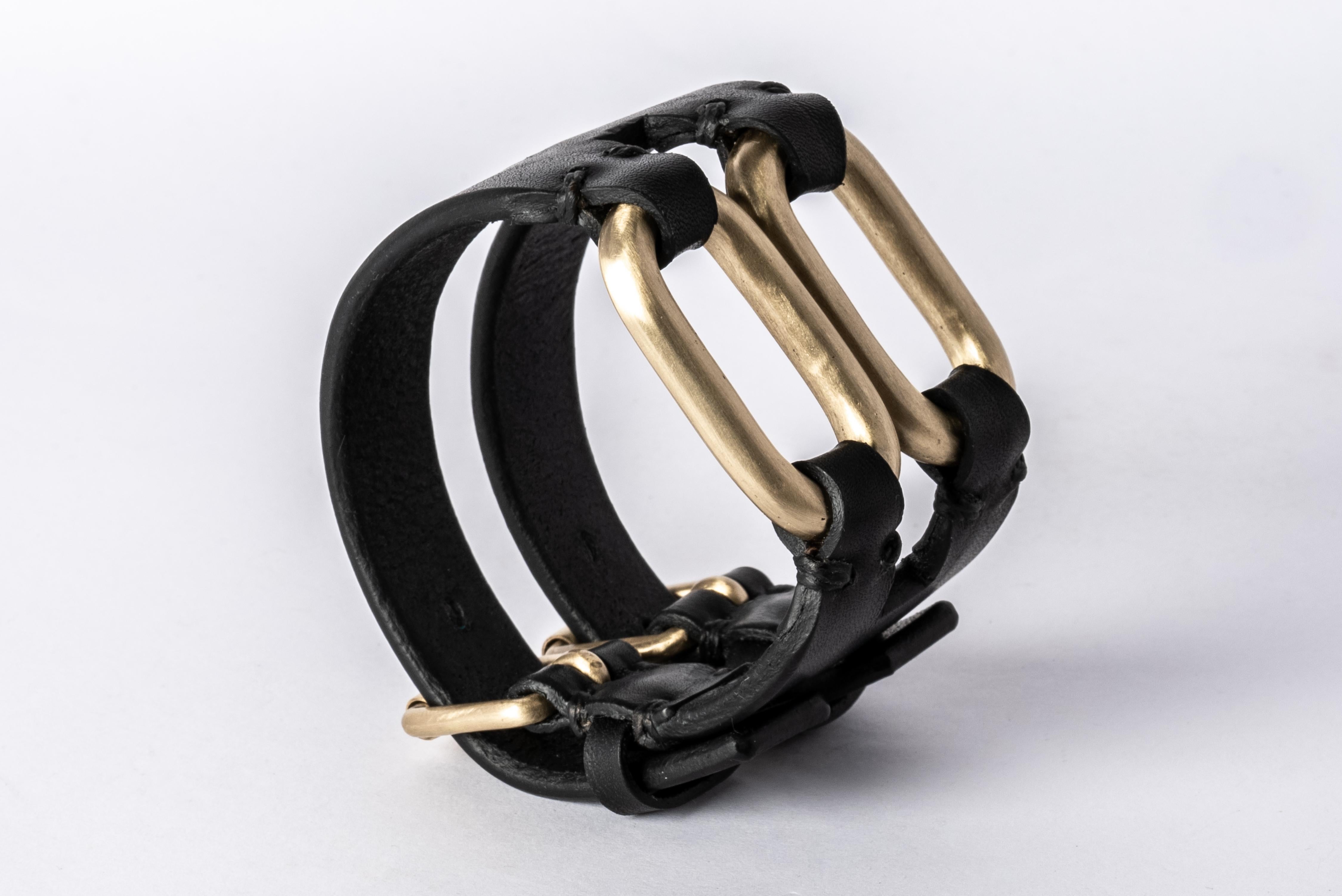 Bracelet in ceramic plated brass and black buffalo leather.
Dimensions:
Bracelet width: 50 mm
Chain link size (L × H): 50 mm × 25 mm
Weight: 75 grams