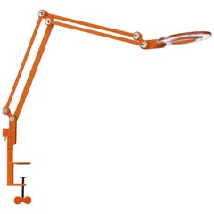 Lampe de bureau à maillons moyen en orange par Pablo Designs