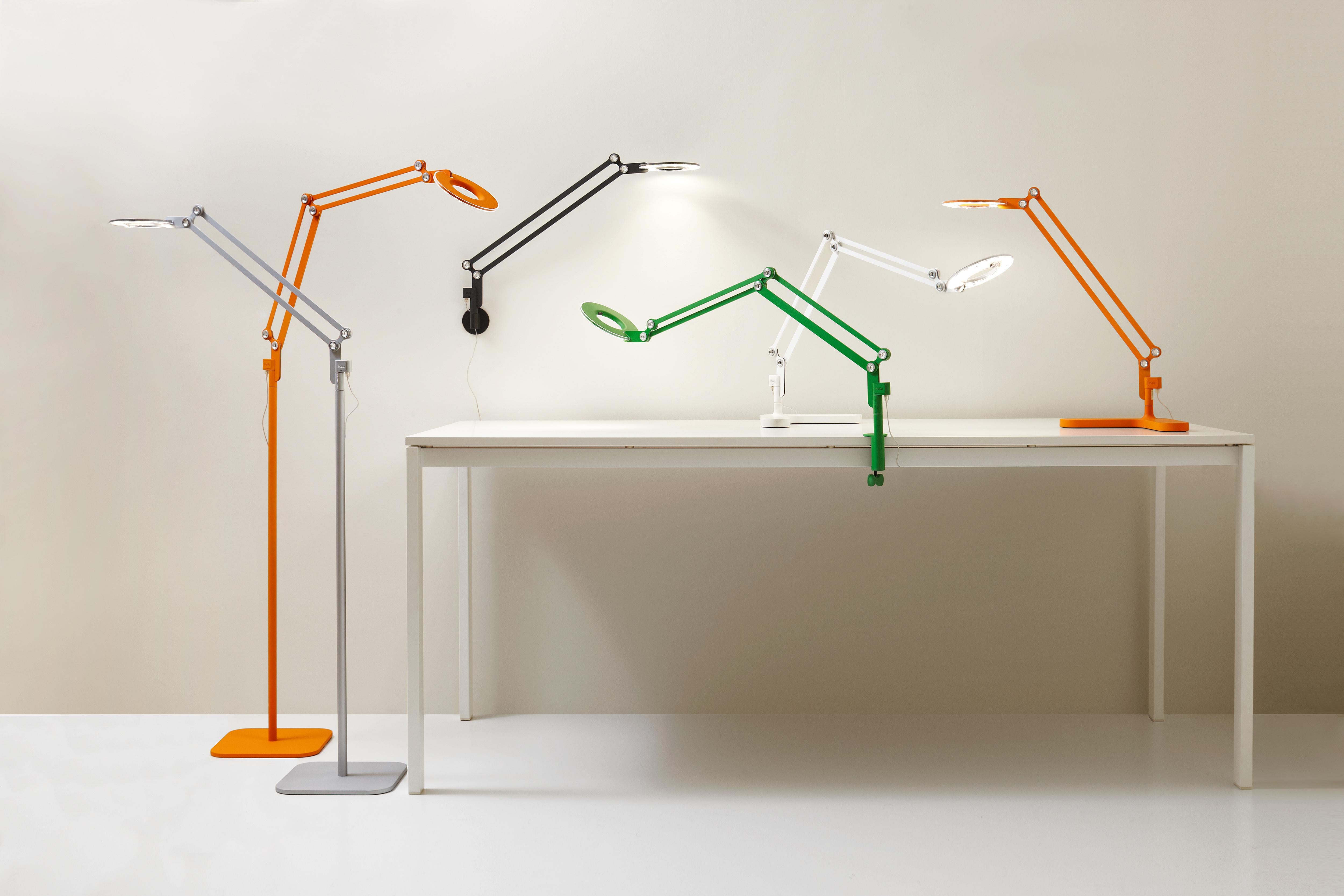 Link modernizes the classic pantograph task lamp, incorporating the most advanced LED lighting technology to date. Designed with a dual-purpose shade/handle, link seamlessly balances performance and style to satisfy focused lighting needs in any