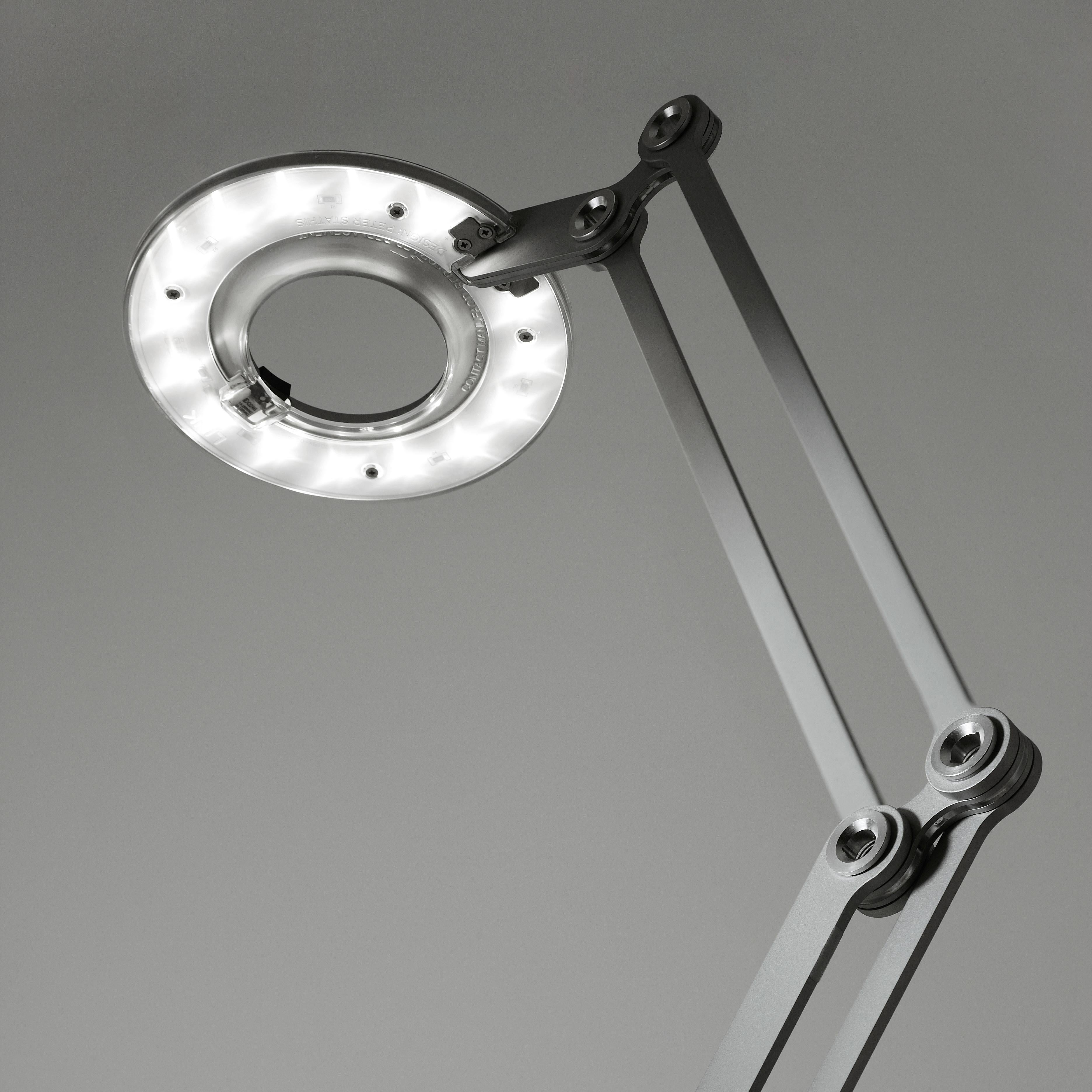Link modernizes the classic pantograph task lamp, incorporating the most advanced LED lighting technology to date. Designed with a dual-purpose shade/handle, Link seamlessly balances performance and style to satisfy focused lighting needs in any