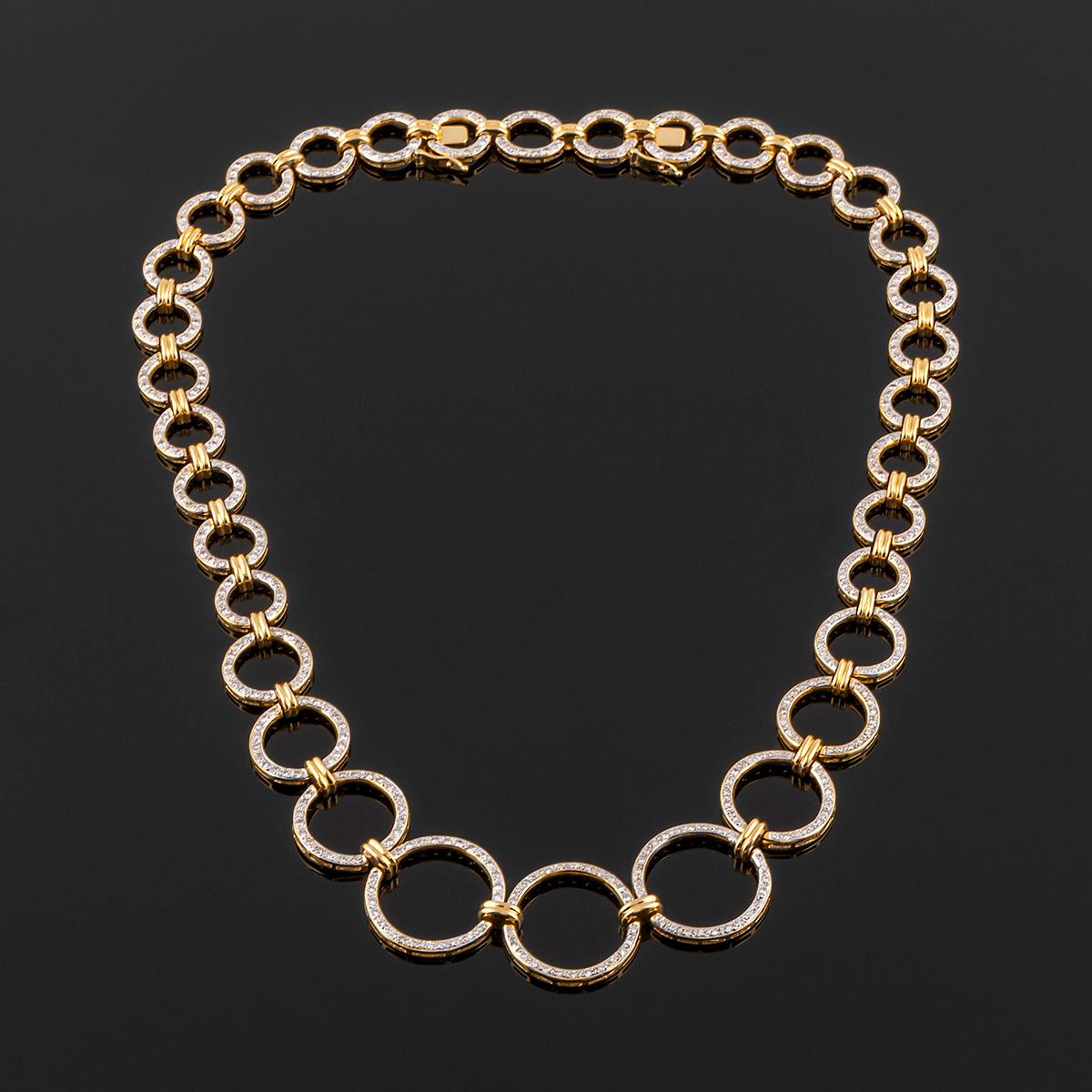 Collana a maglie da cocktail in oro e diamanti. Lunga 41 cm, compresa la chiusura, ha un'estensione con 3 maglie aggiuntive. Peso totale 49.3 gr.