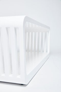 Banc ou table basse en laque "ouverte" A Link, une géométrie monolithique par Reda Amalou