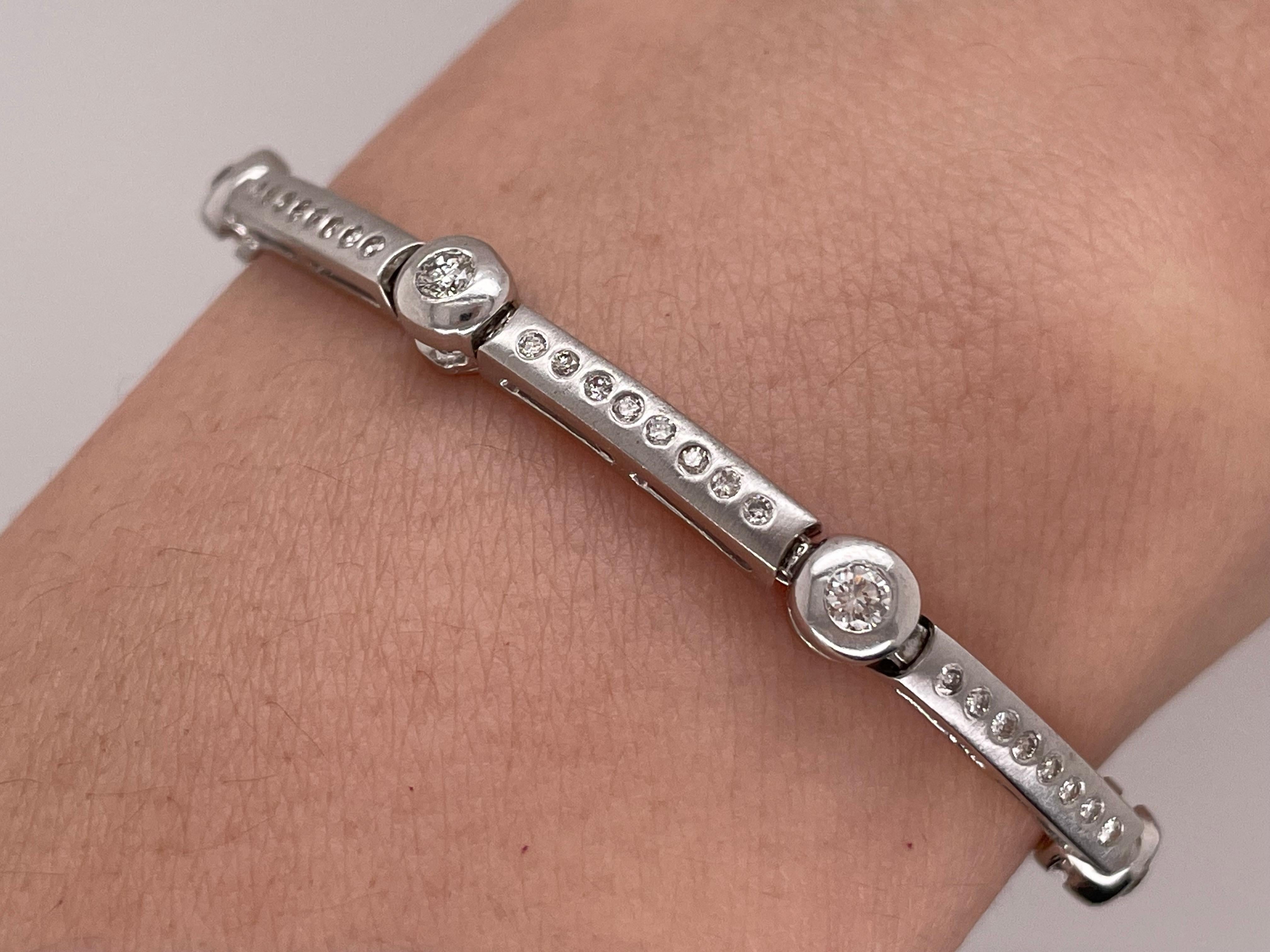 Link or Tennis Bracelet, 7.5 Inch, 12.1 Gram, Diamond and 14kt White Gold In Good Condition For Sale In Manhasset, NY