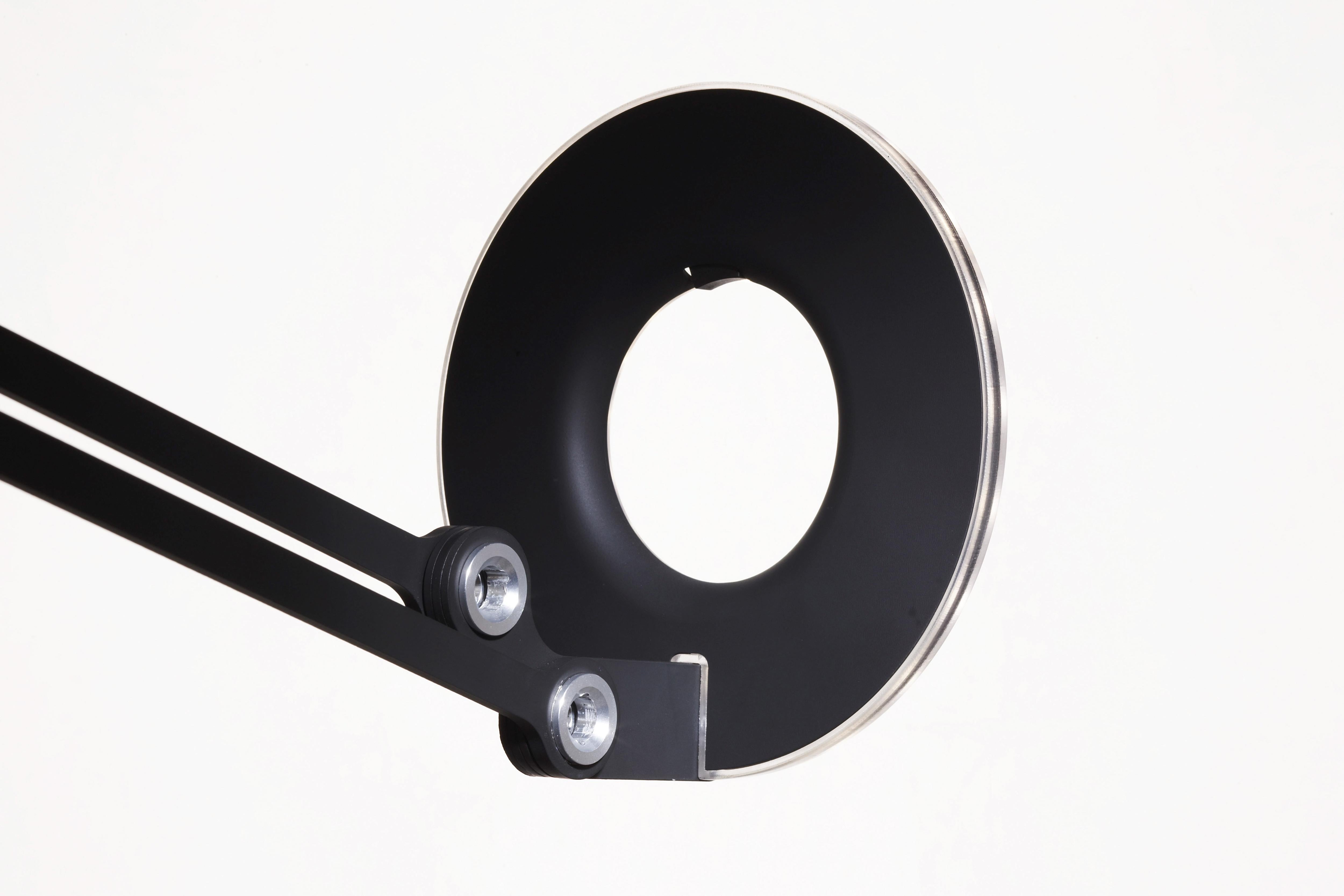 Kleine Link Link-Tischlampe in Schwarz von Pablo Designs (amerikanisch) im Angebot