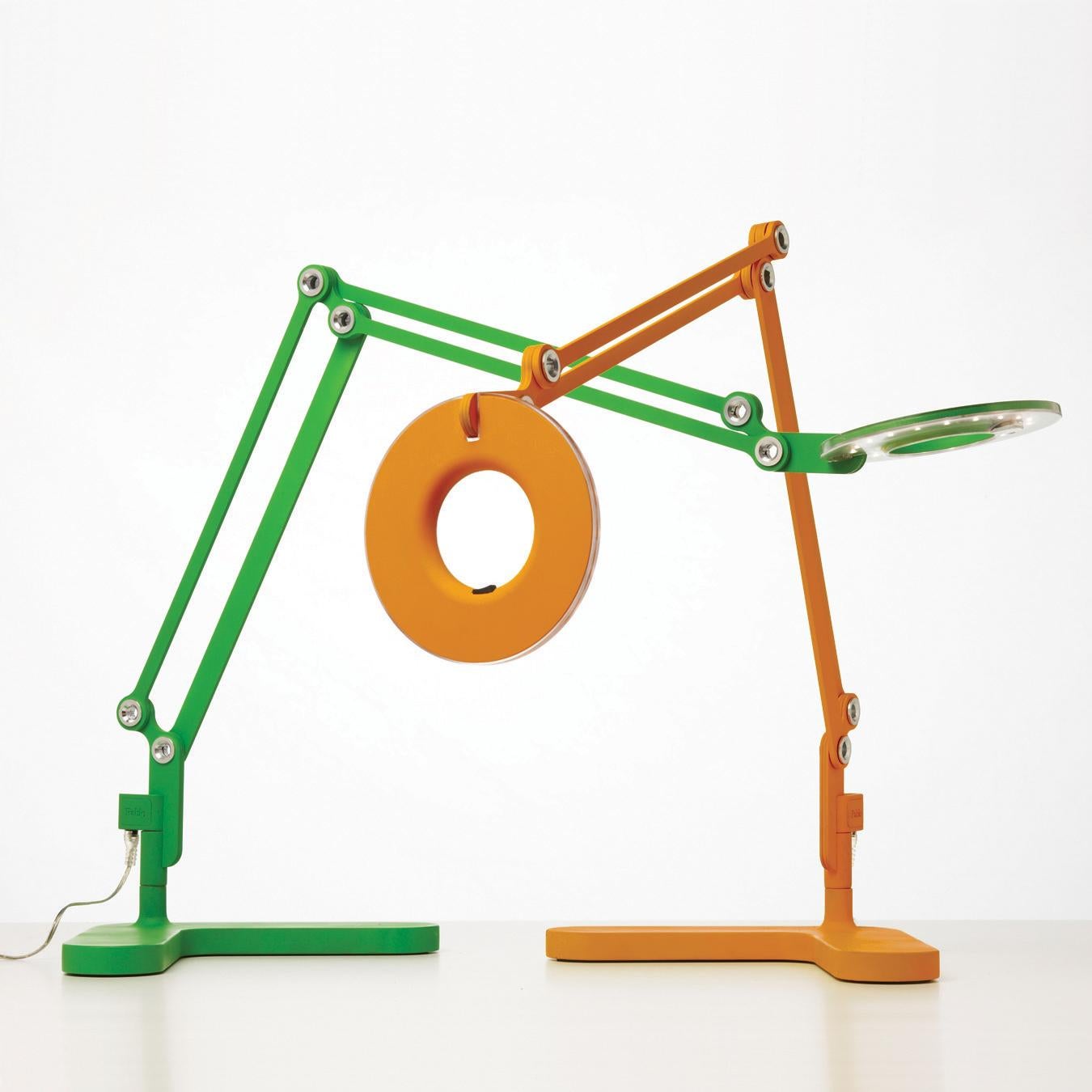 Link modernizes the classic pantograph task lamp, incorporating the most advanced LED lighting technology to date. Designed with a dual-purpose shade/handle, Link seamlessly balances performance and style to satisfy focused lighting needs in any