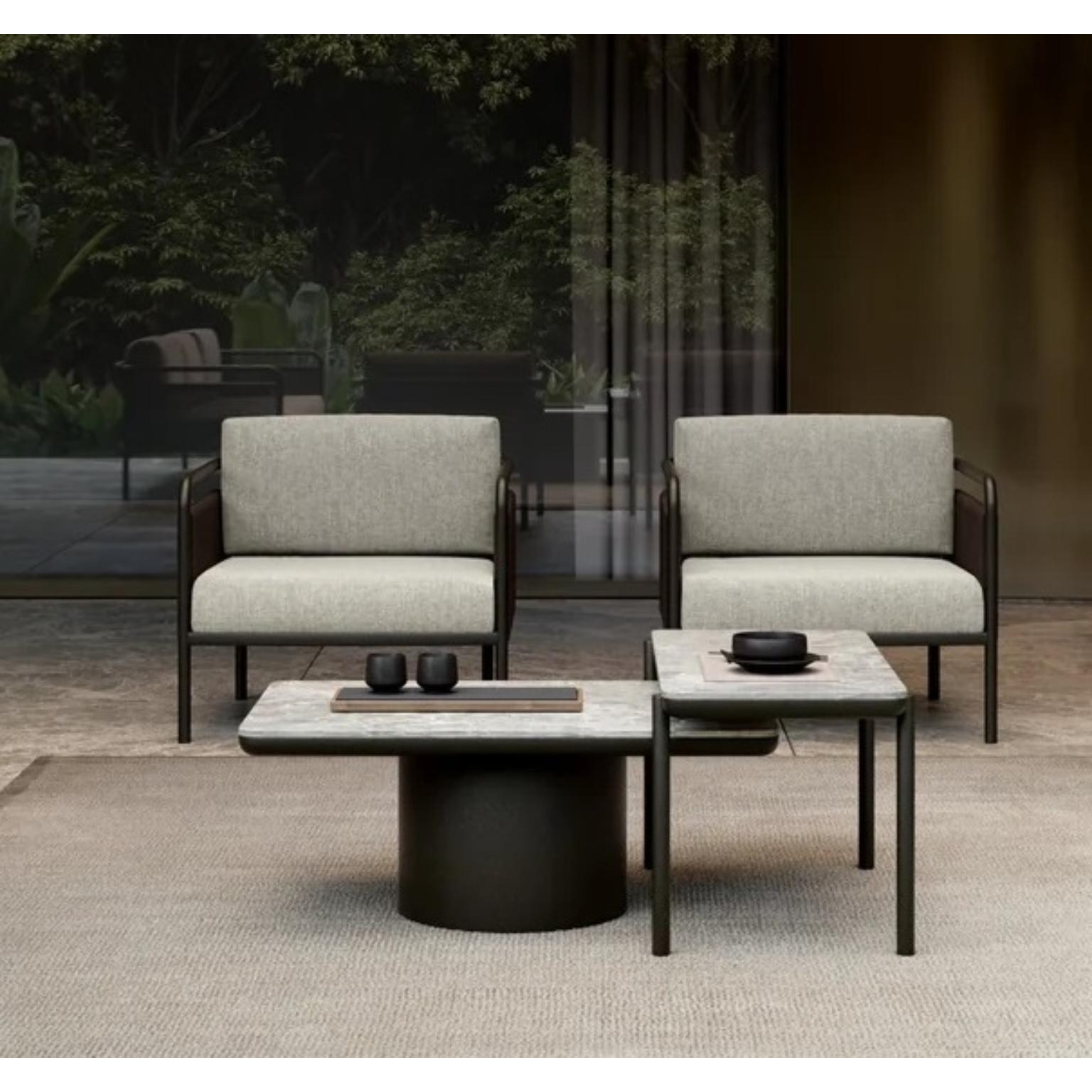Tavolino rotondo in pietra sinterizzata e alluminio verniciato a polvere A Link-Terra di SNOC
Dimensioni: D 60 x L 90 x H 38 cm. 
Materiali: Alluminio e pietra sinterizzata.

A Link-Terra
Nel progettare la collezione Link, Junpei e Iori Tamaki hanno