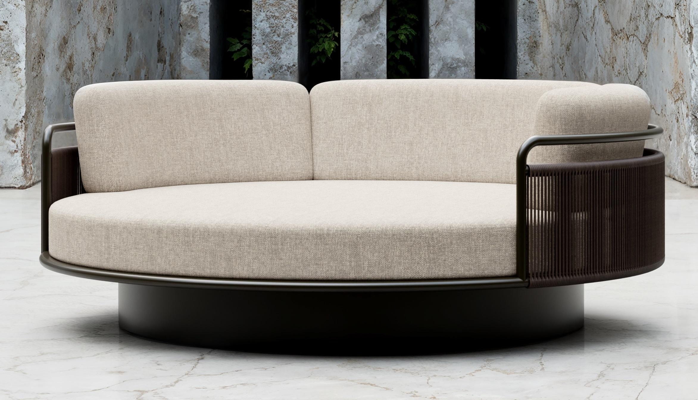Letto da meditazione per esterni A Link-Terra in vimini e alluminio verniciato a polvere di SNOC
Dimensioni: Ø 200 x H. 63 cm.
Materiali: Alluminio, vimini e tessuto Fabrice. 

A Link-Terra
Nel progettare la collezione Link, Junpei e Iori Tamaki