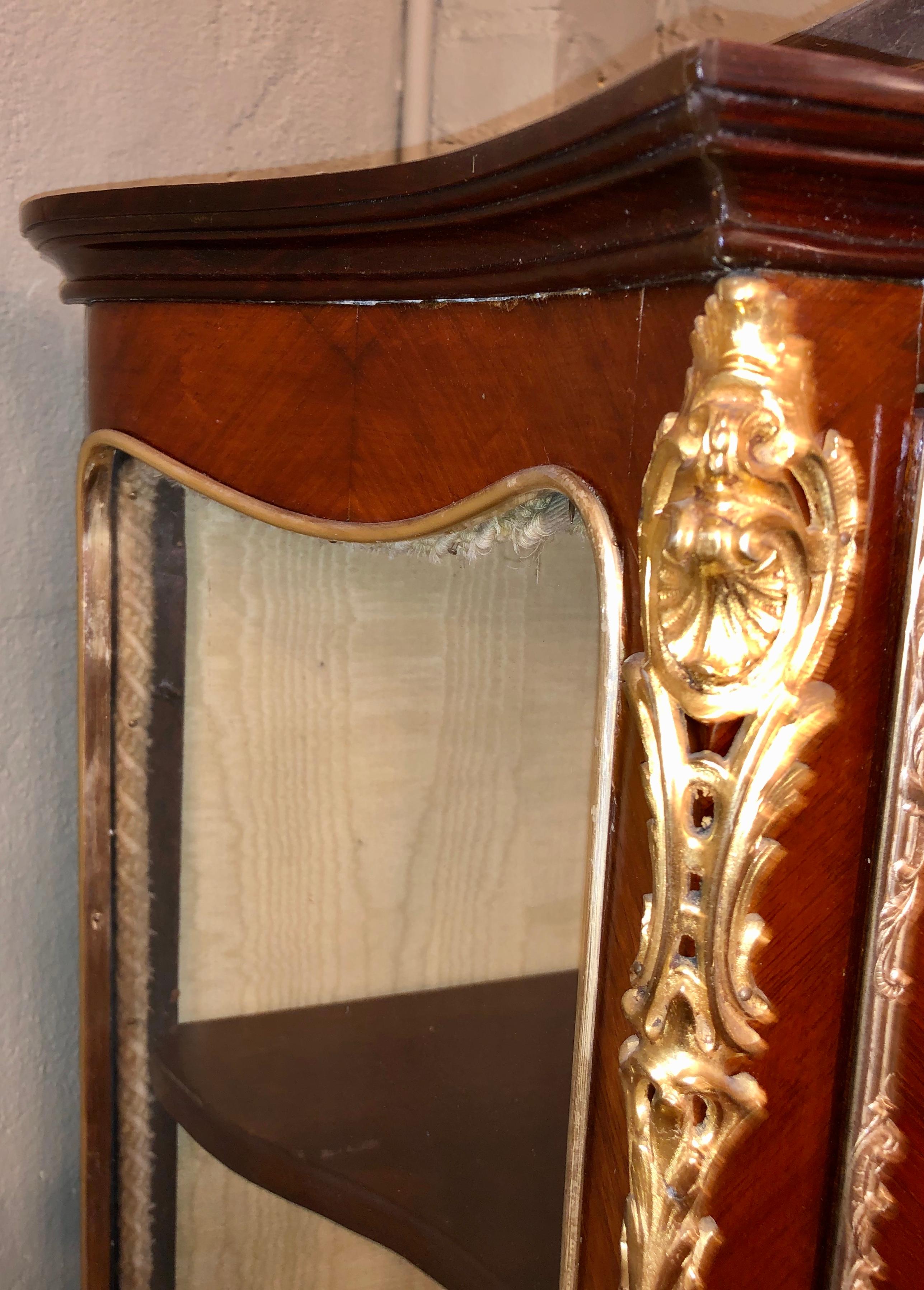 Cabinet de curiosité / Vitrine de style Louis XV:: 19ème-20ème siècle:: incrustation de bombe Bon état - En vente à Stamford, CT