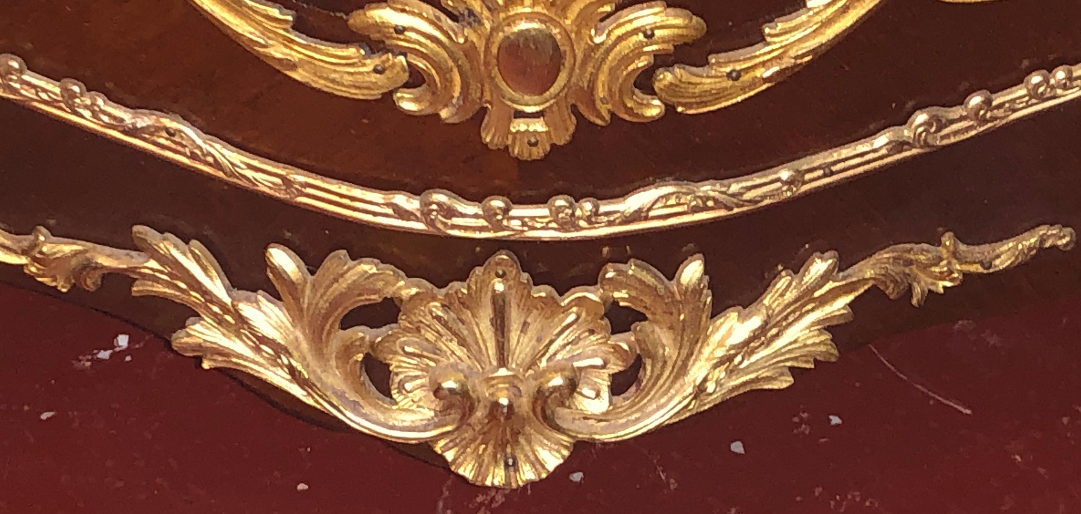 Linke Stil Louis XV Curio / Vitrine Kabinett 19-20. Jahrhundert:: Bombe eingelegt (Bronze) im Angebot