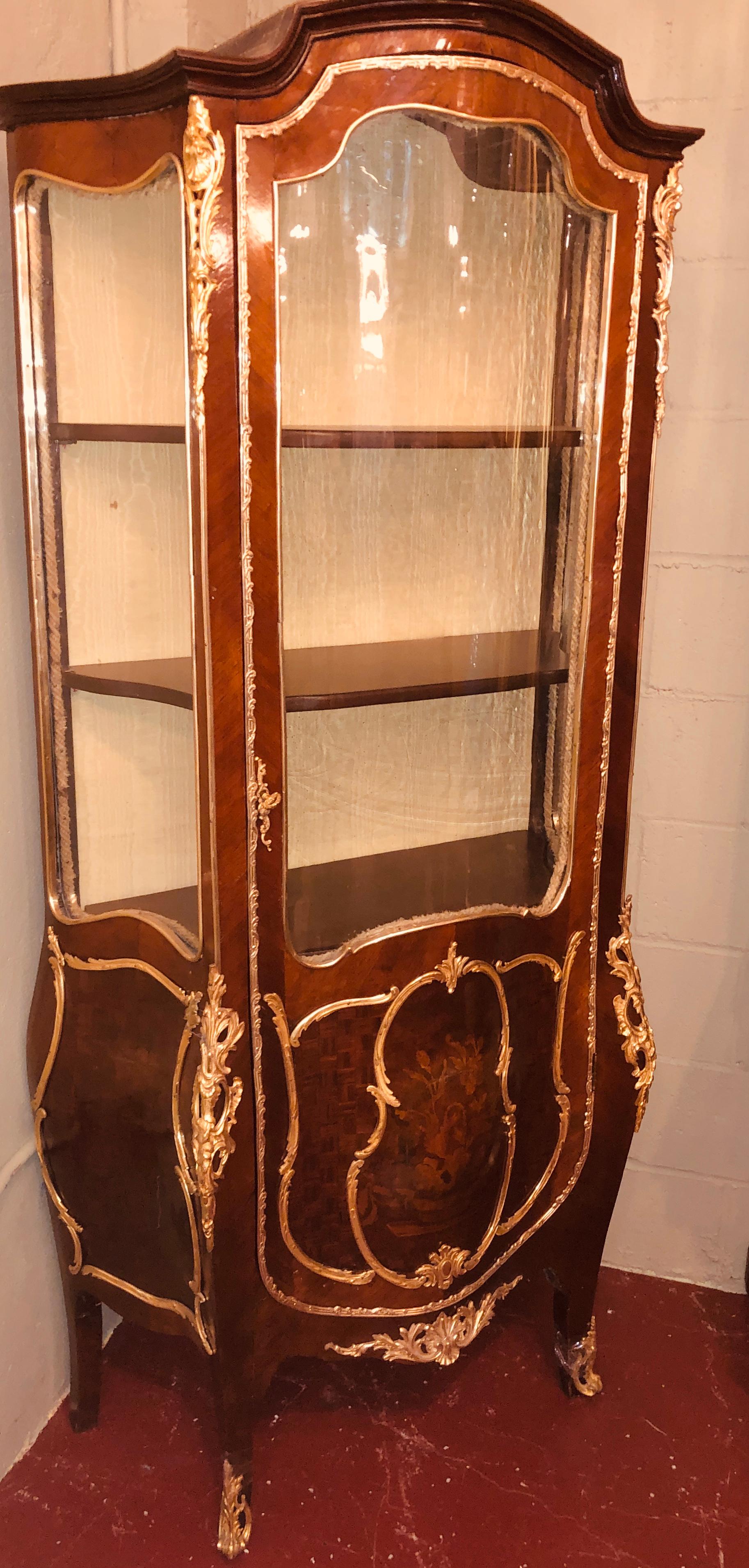 F. Cabinet de curiosités / Vitrines de style Louis XV, Linke, 19e-20e siècle. Ce curio en forme de bombe en parquet et marqueterie florale est tout simplement stupéfiant avec les plus belles montures en bronze d'après Francios Linke et certainement