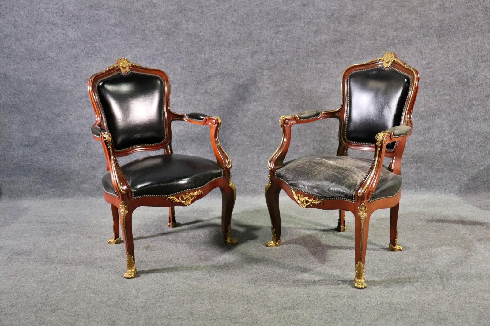 Paire d'objets de style Linke Louis XV  Fauteuils.   Cadres en bois. Accents en laiton. Garniture de tête de clou. Sièges, dossiers et accoudoirs en vinyle. Sculpté. 


Dimensions : 39