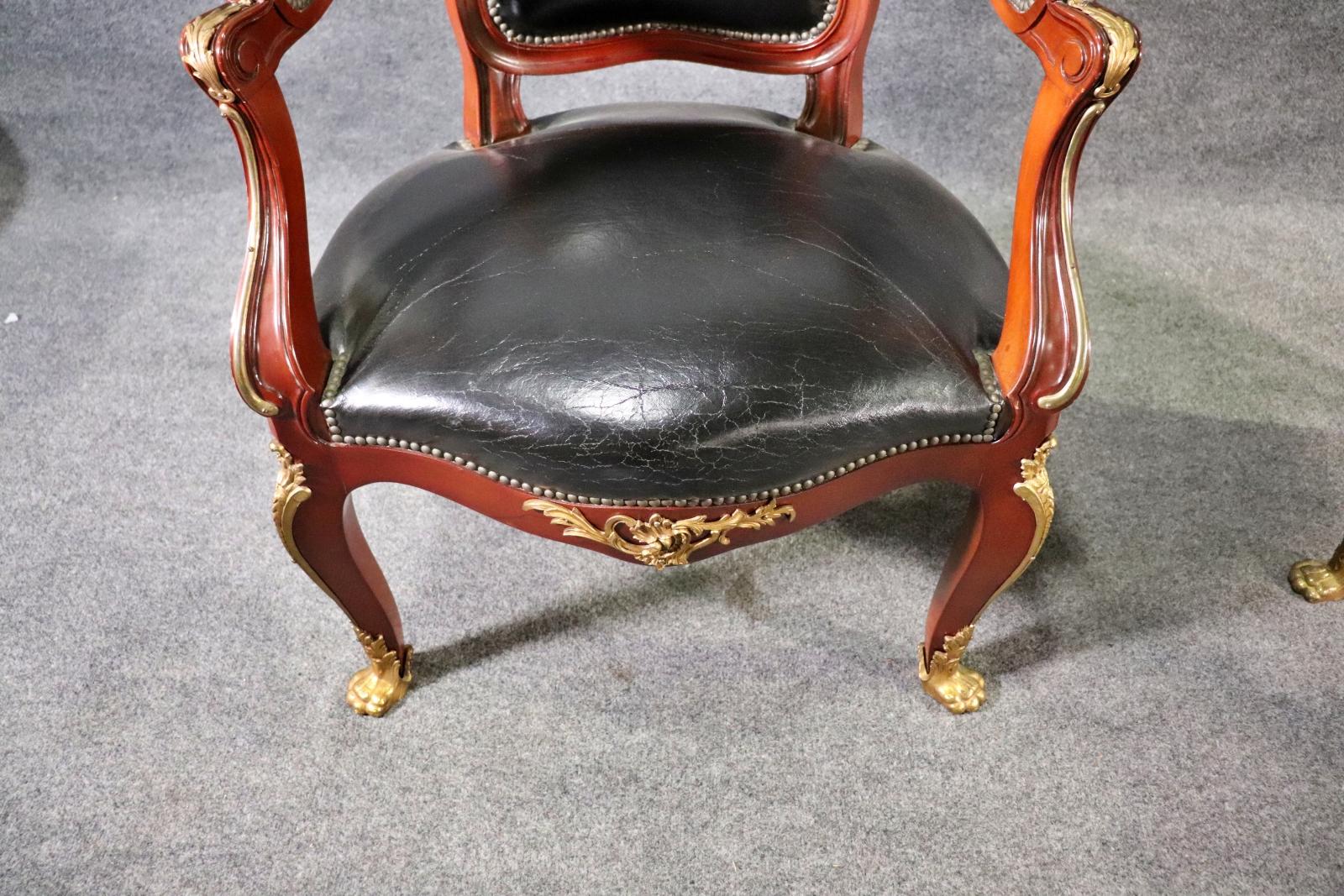 Français Paire de chaises à accoudoirs de style Louis XV A Link en vente