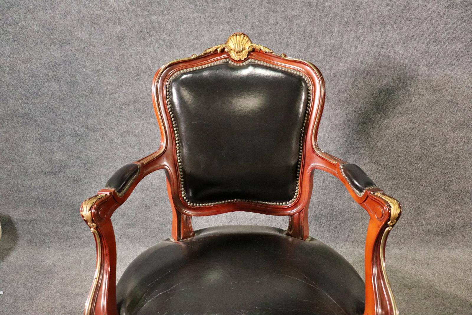 Paire de chaises à accoudoirs de style Louis XV A Link Bon état - En vente à Swedesboro, NJ