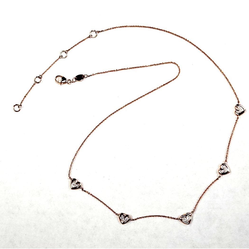 Links of London Collier à station en or rose 14k et diamants en forme de cœur
Délicat et romantique, cet authentique collier Links of London est magnifiquement réalisé en or rose massif 14k et conçu avec cinq stations en forme de cœur. Chaque cœur