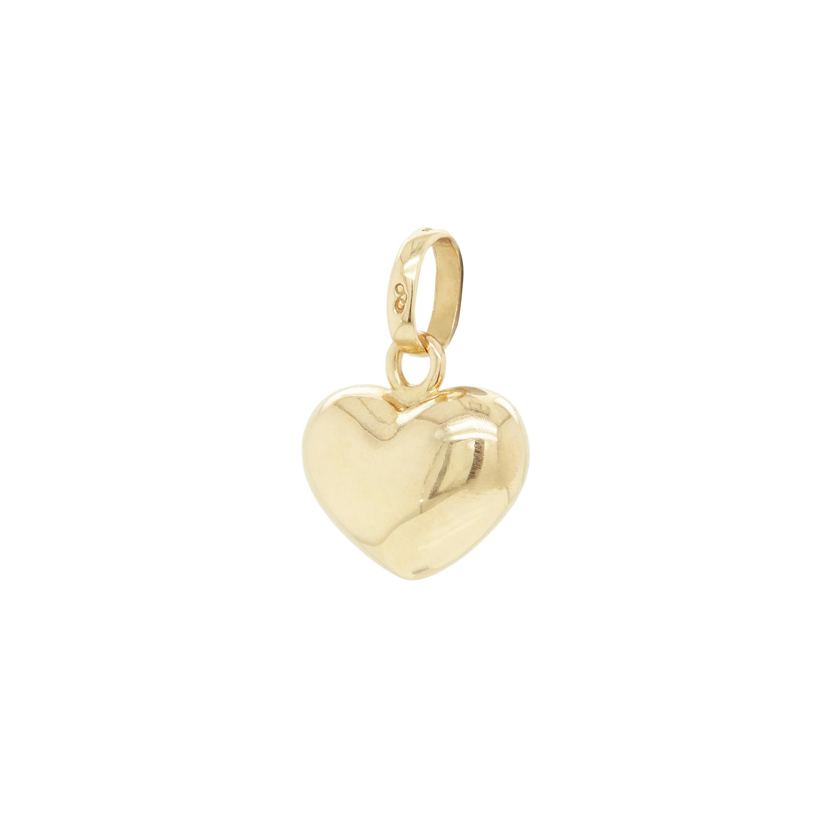 Elevate your jewellery collection with this stylish pendant by Links of London, exquisitely crafted in high polish 18 carat yellow gold.

The pendant is finely designed as a lovely puffed heart that hangs gracefully from a large oval bale, so it can
